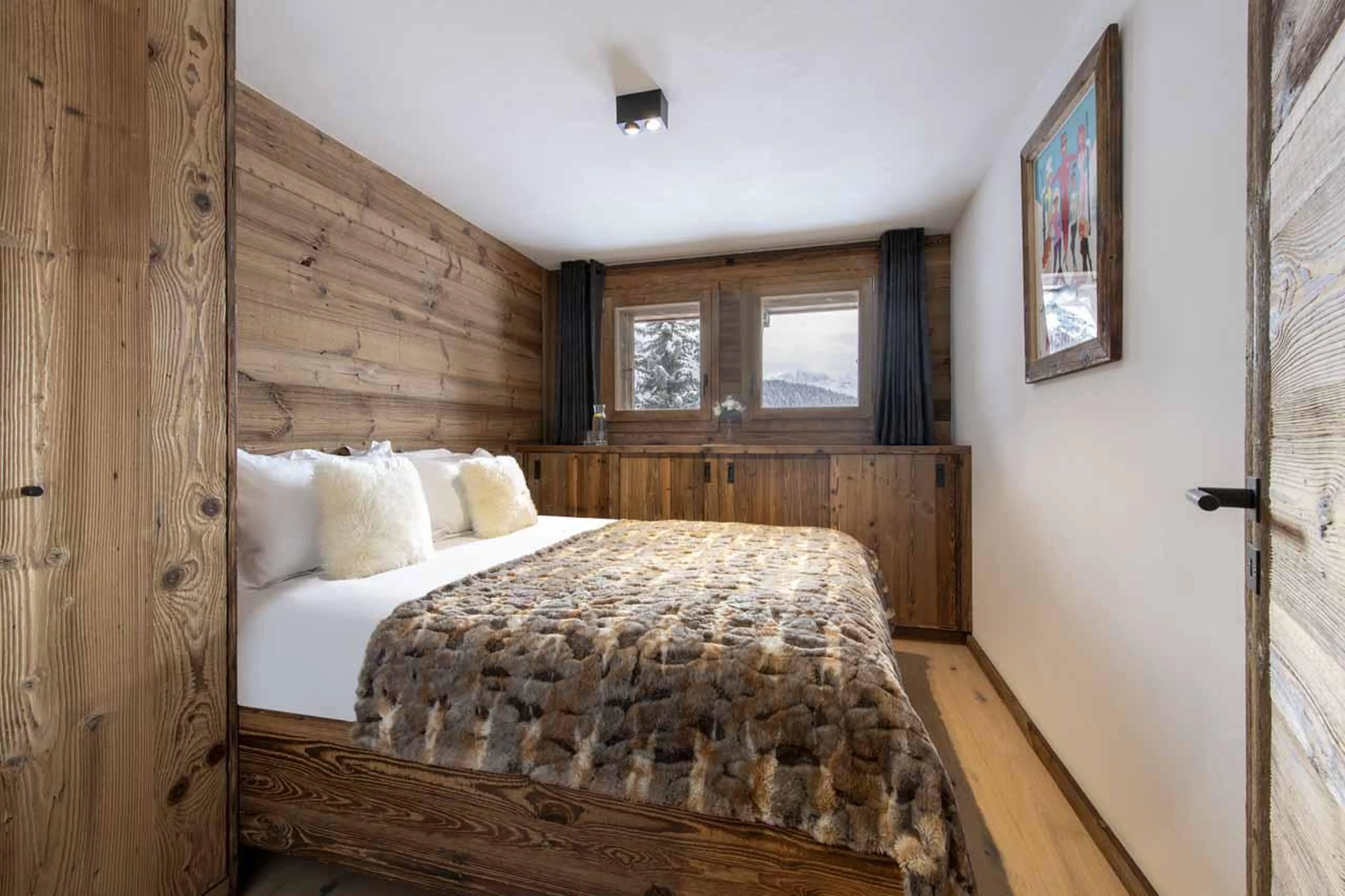 Double bedroom with separate en-suite bathroom at Chalet Cortil in Verbier