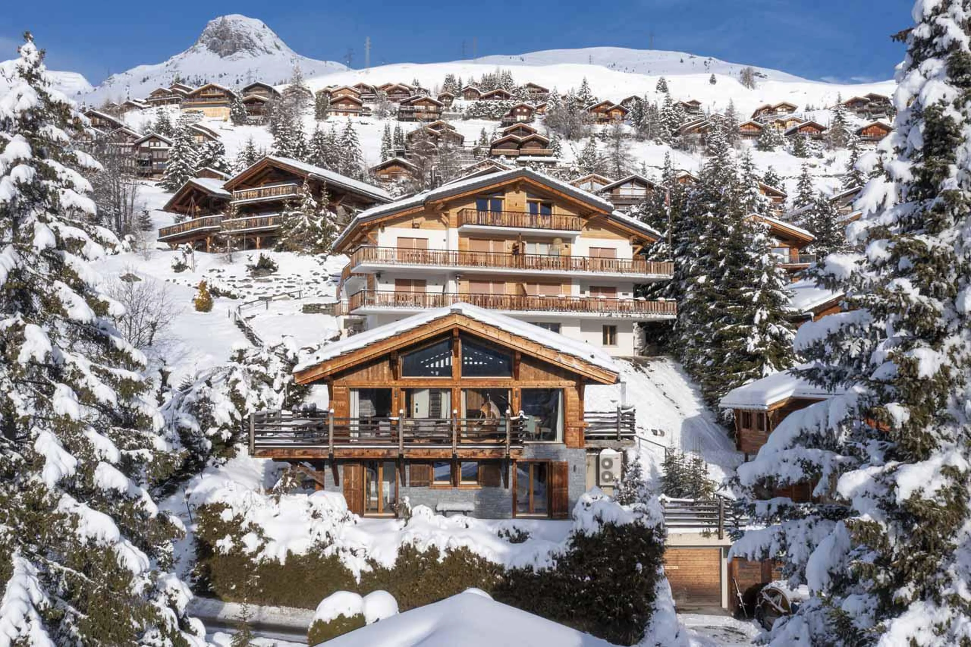 Snowy exterior of Chalet Cortil in Verbier