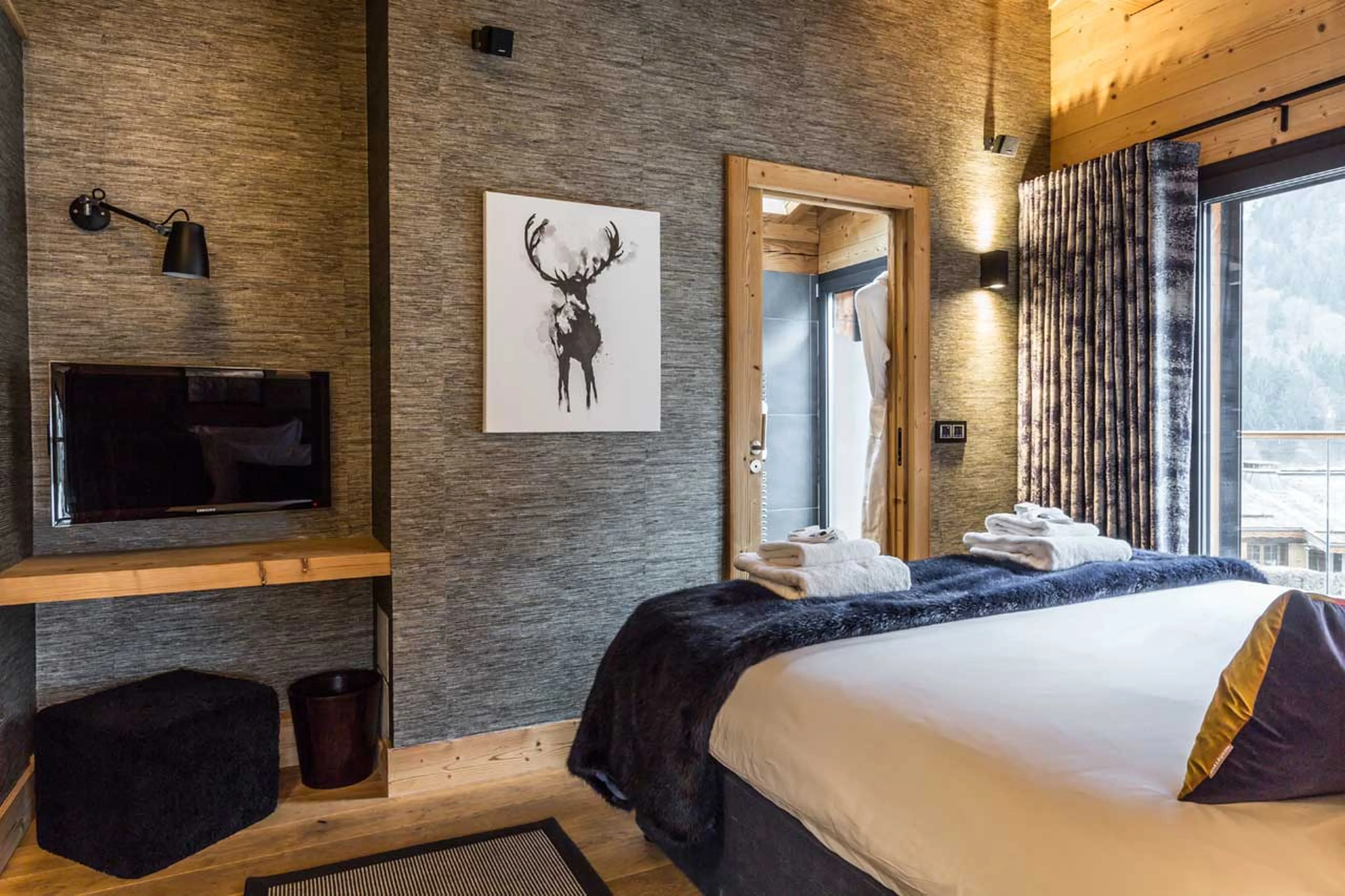 Bedroom Stag with shared balcony access, Chalet Couttet in Chamonix