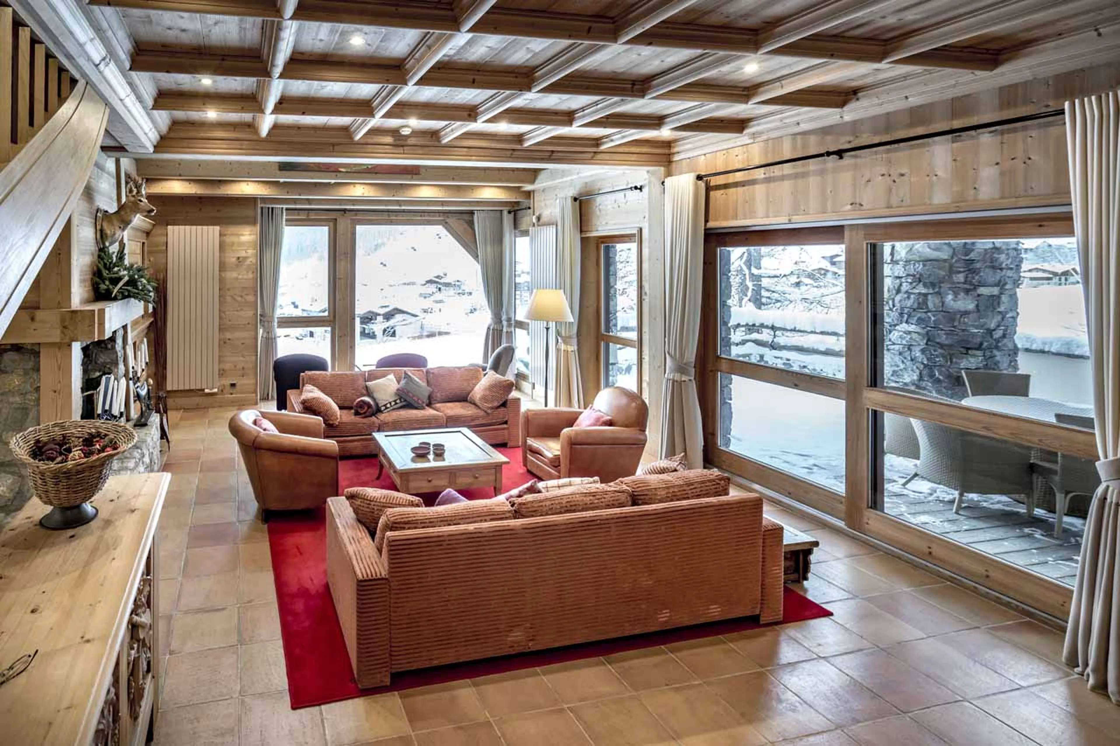 Living room with a corner bar in Chalet Cristal A in Val d’Isere