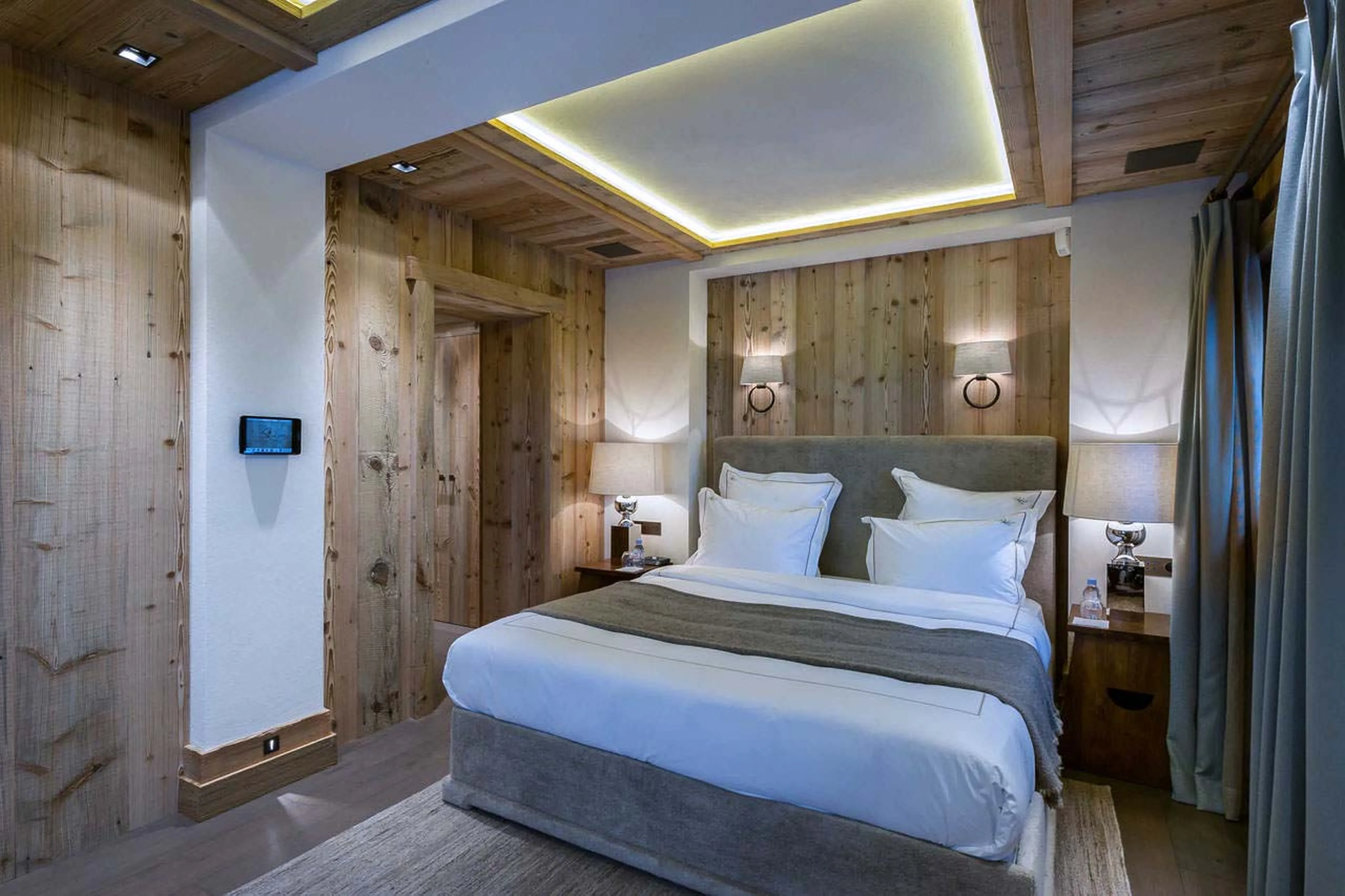 Double bedroom with a dressing area in Chalet Cryst'Aile in Courchevel 1850