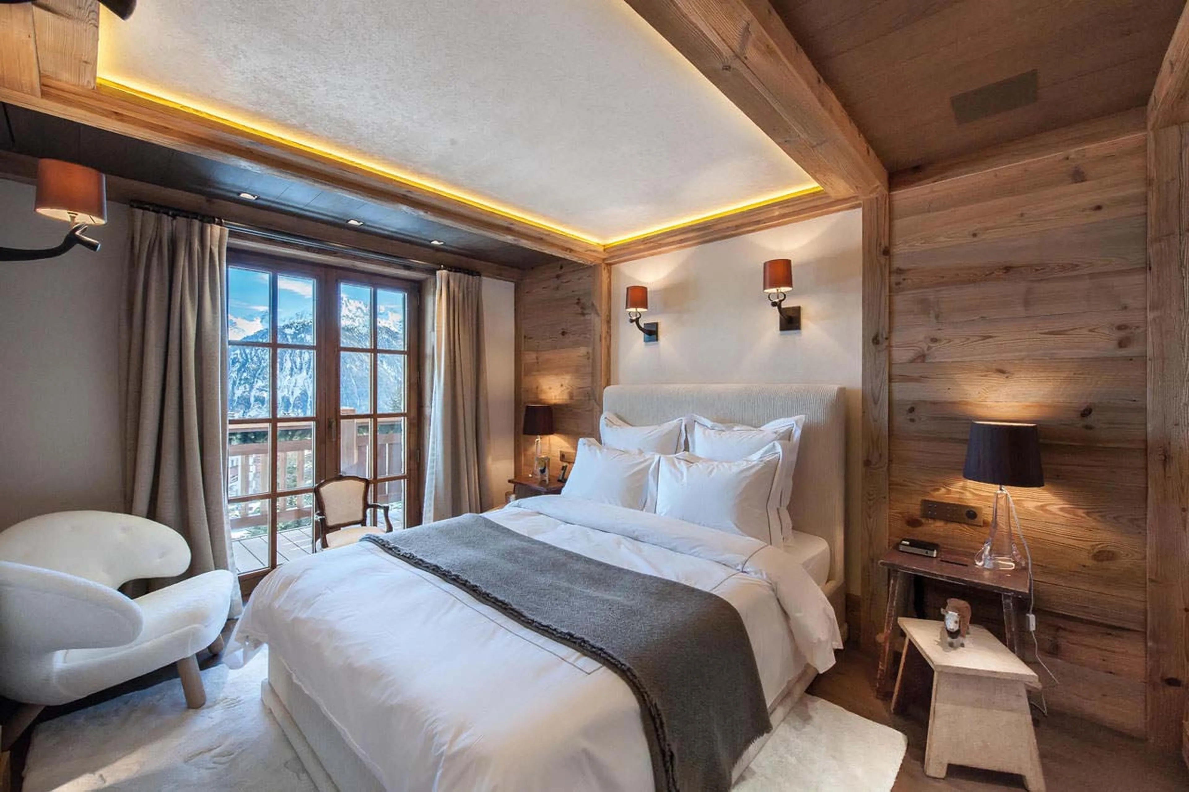Double bedroom with access to a balcony in Chalet Cryst'Aile in Courchevel 1850