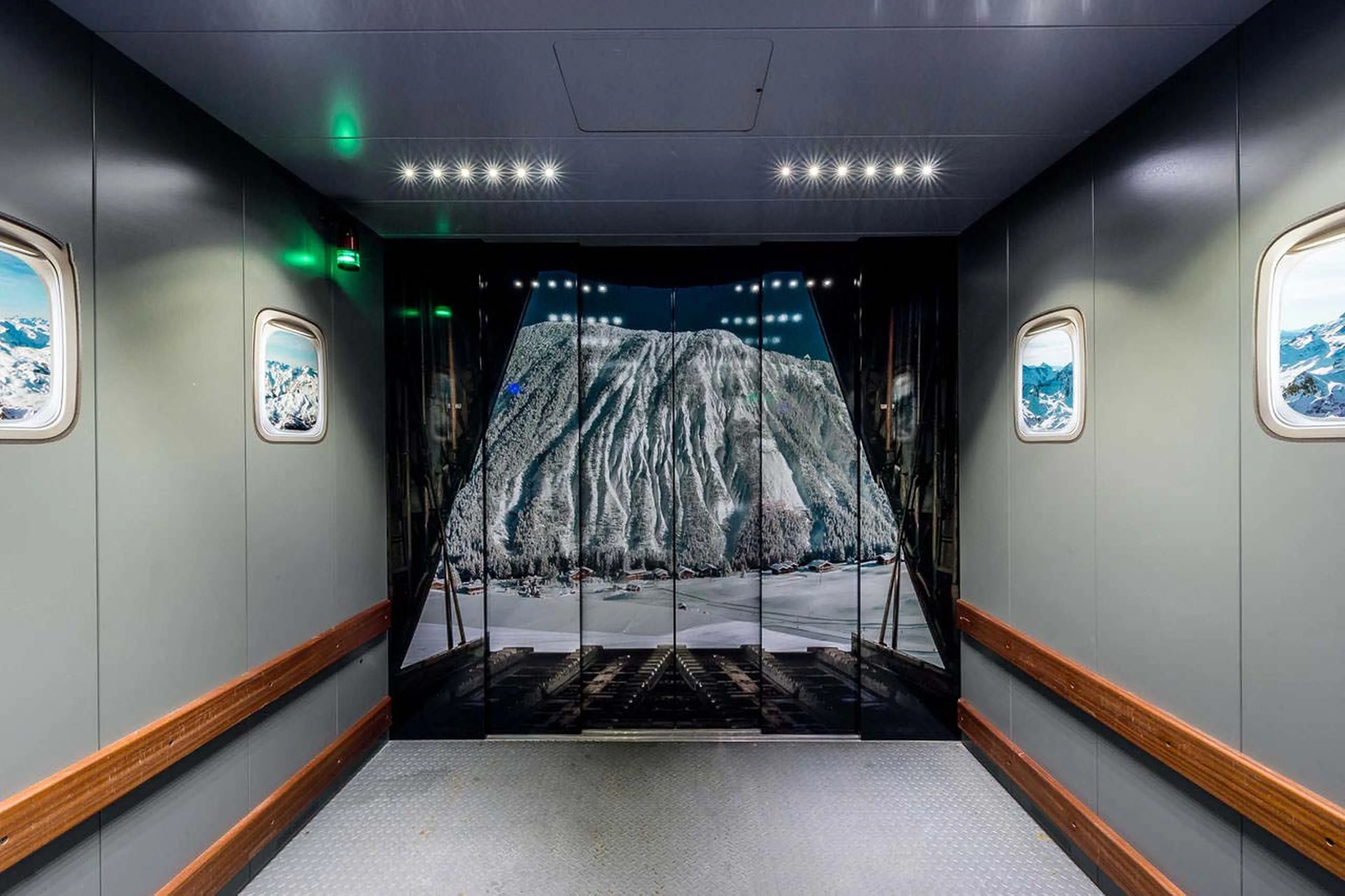 Car lift to and from the garage of Chalet Cryst'Aile in Courchevel 1850