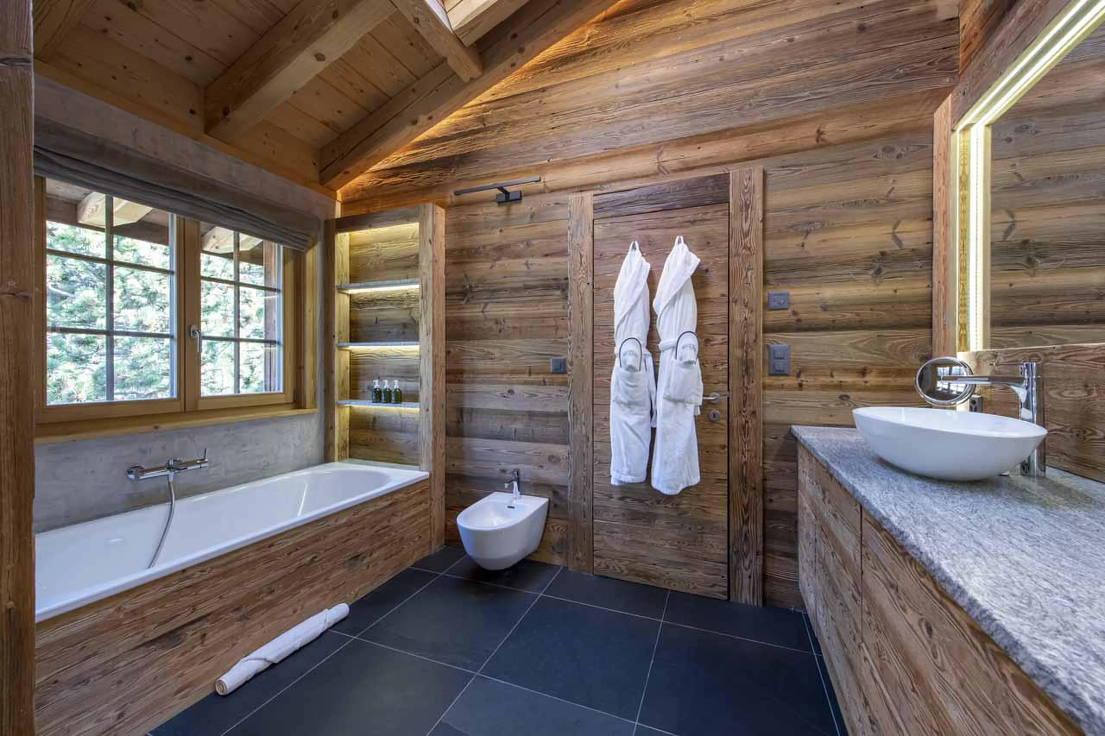 Bathtub in master bathroom in Chalet Daphne in Verbier