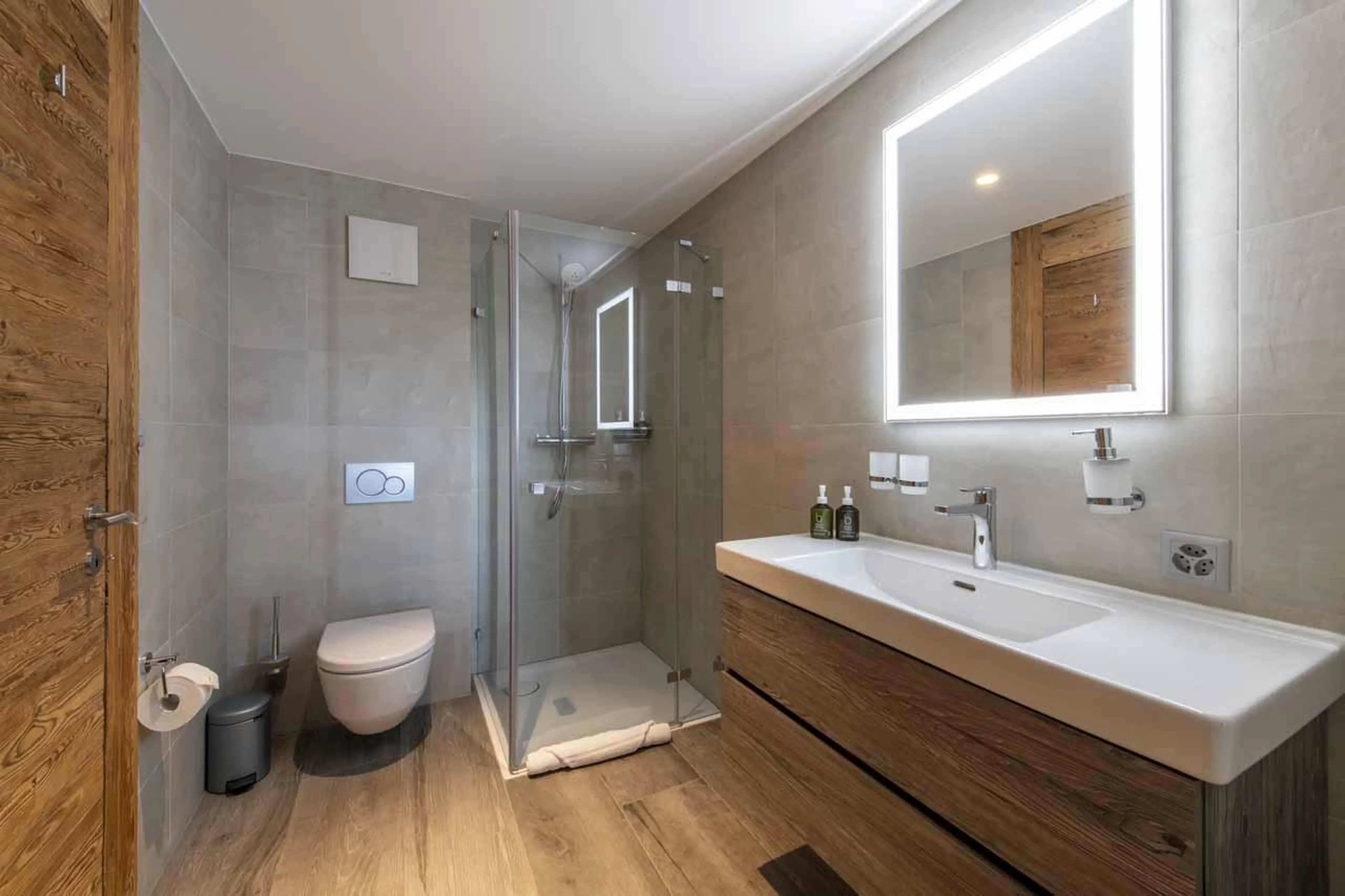 Bathroom five in Chalet Daphne in Verbier