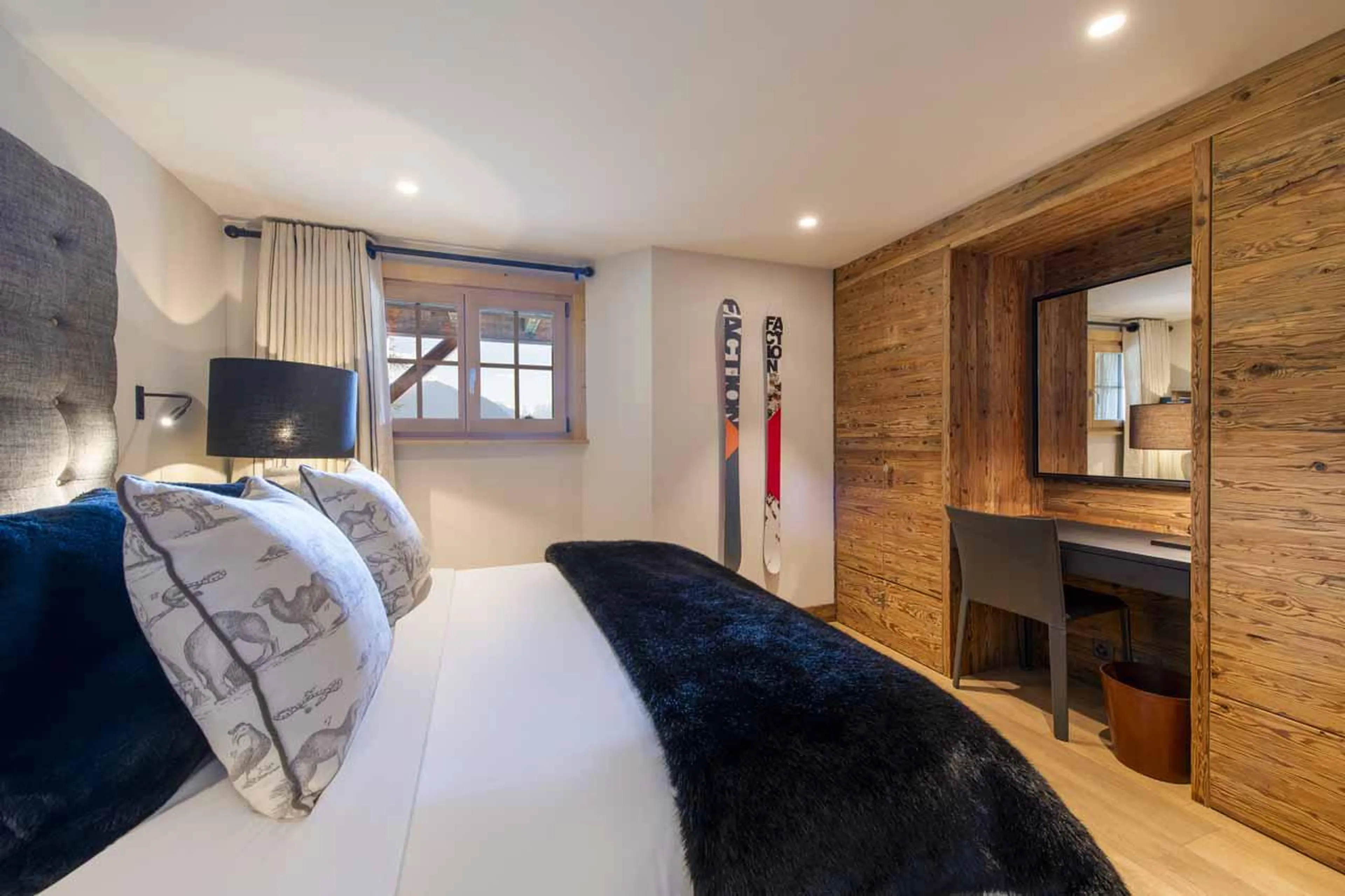 Built in desk in bedroom 5 at Chalet Daphne in Verbier