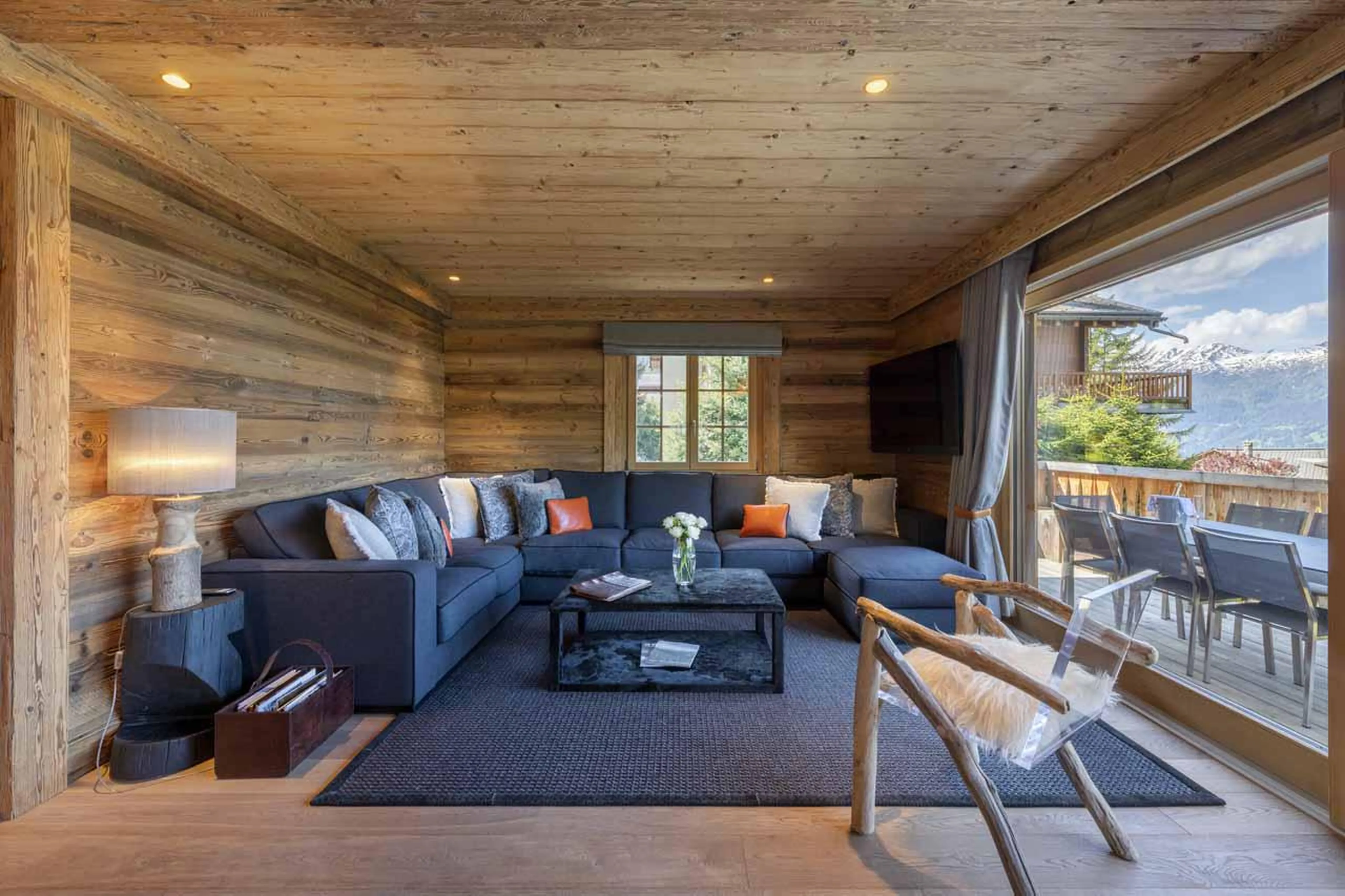Open plan living room in Chalet Daphne in Verbier