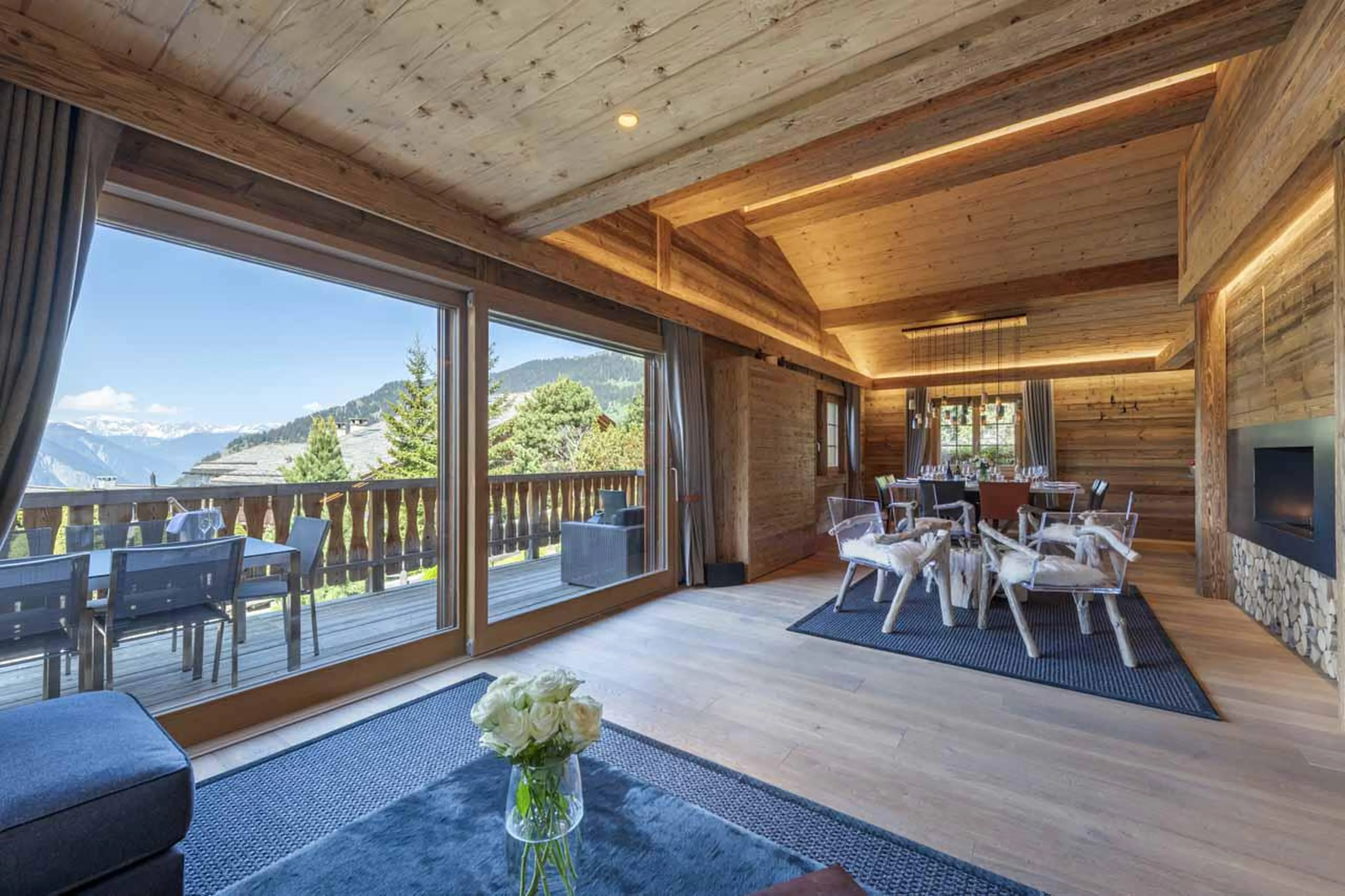 Open plan living and dining area in Chalet Daphne in Verbier