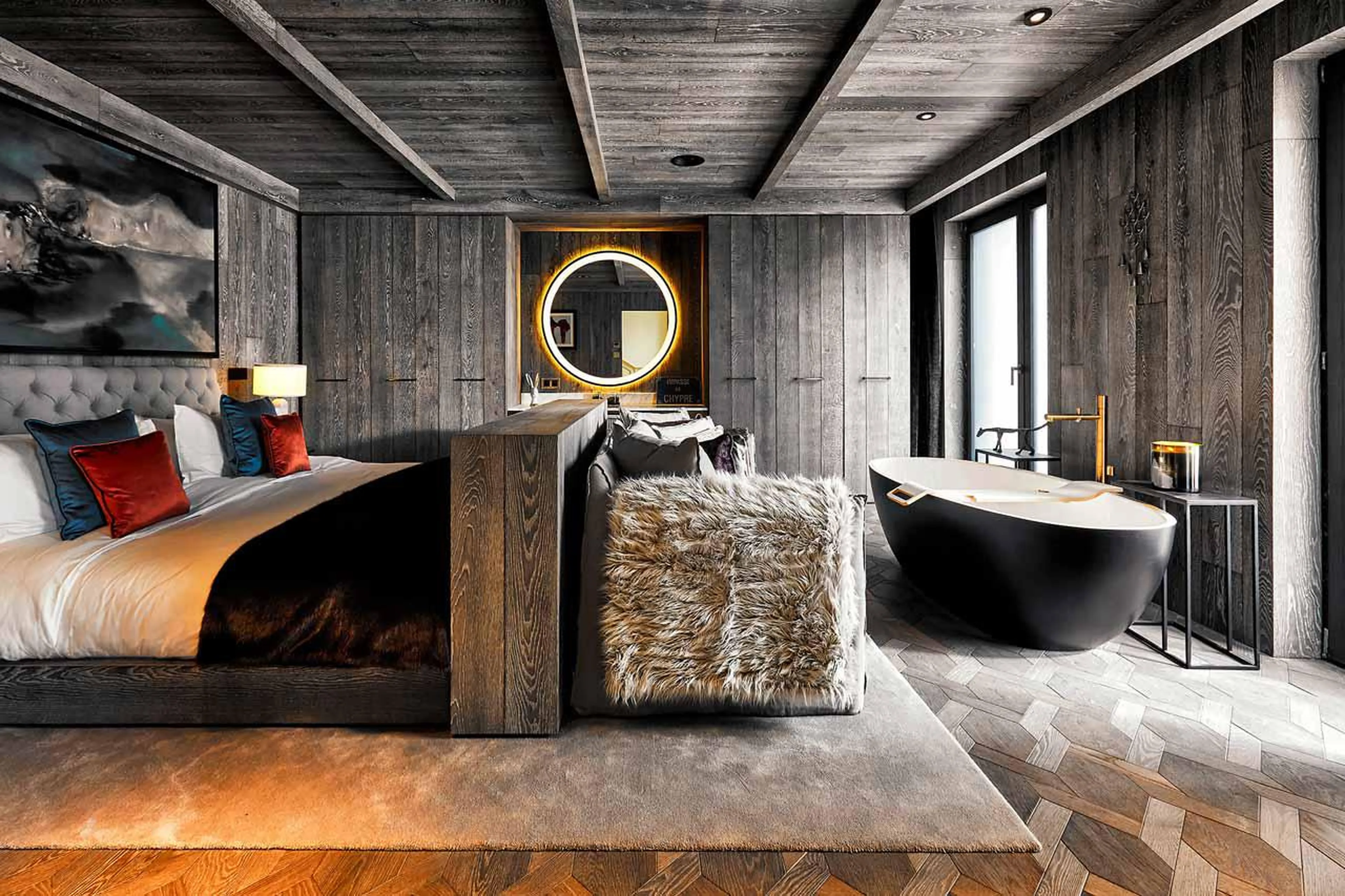 Double bedroom with sofa, stand-alone bath in Chalet d'Ecosse, Courchevel 1850