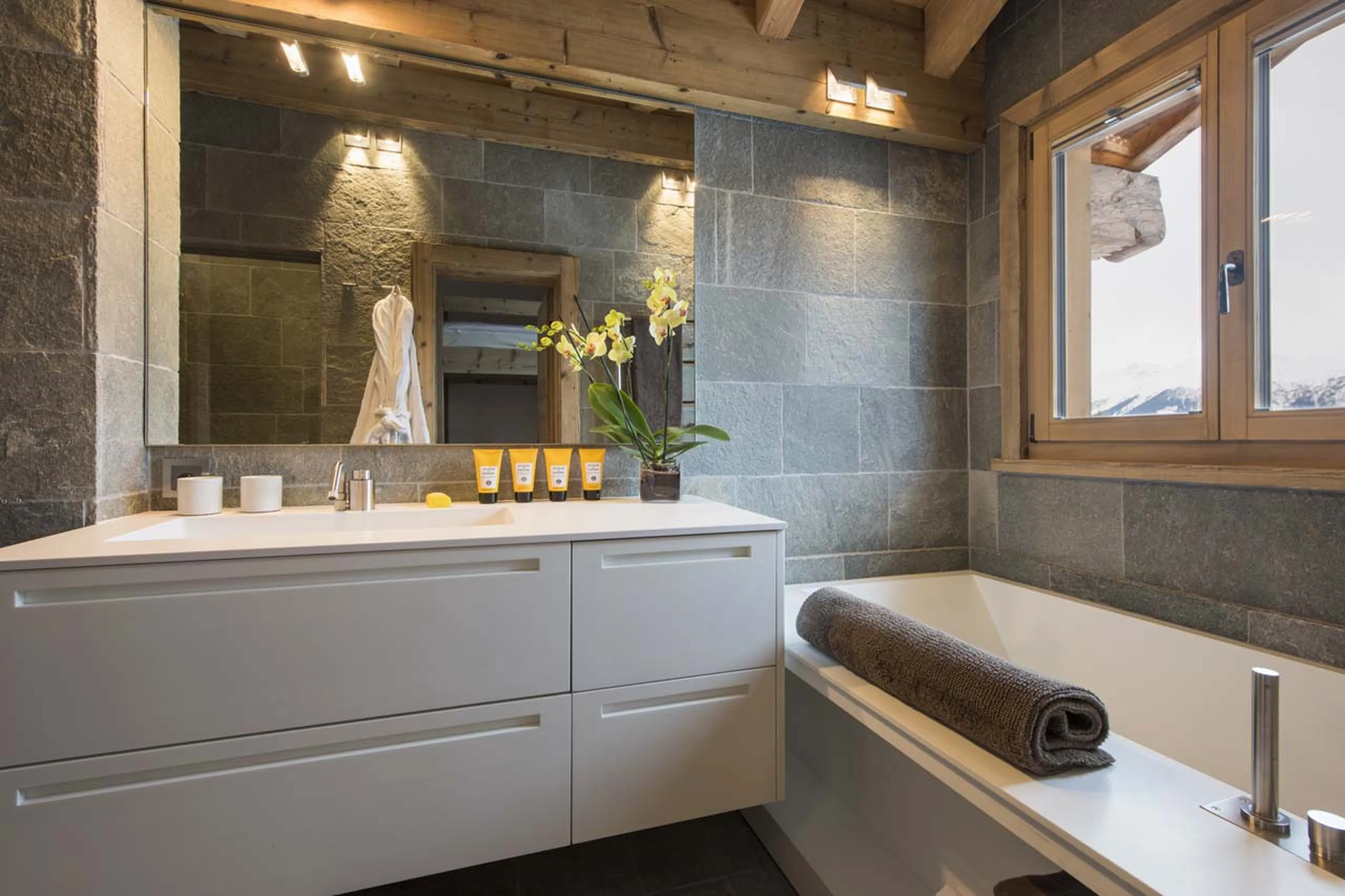 Shared en-suite bathroom in Chalet Delormes in Verbier