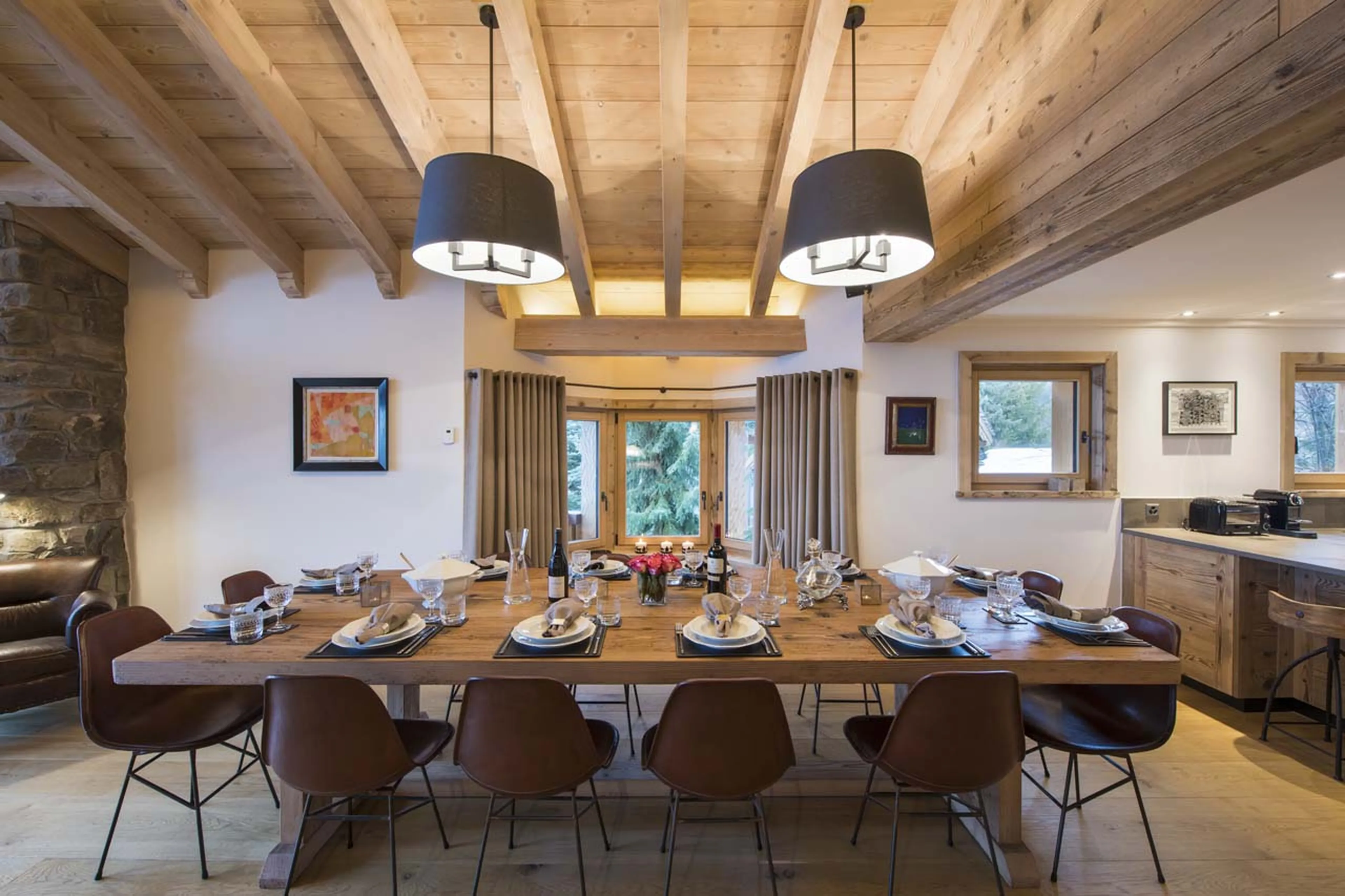 Dining table in Chalet Delormes in Verbier