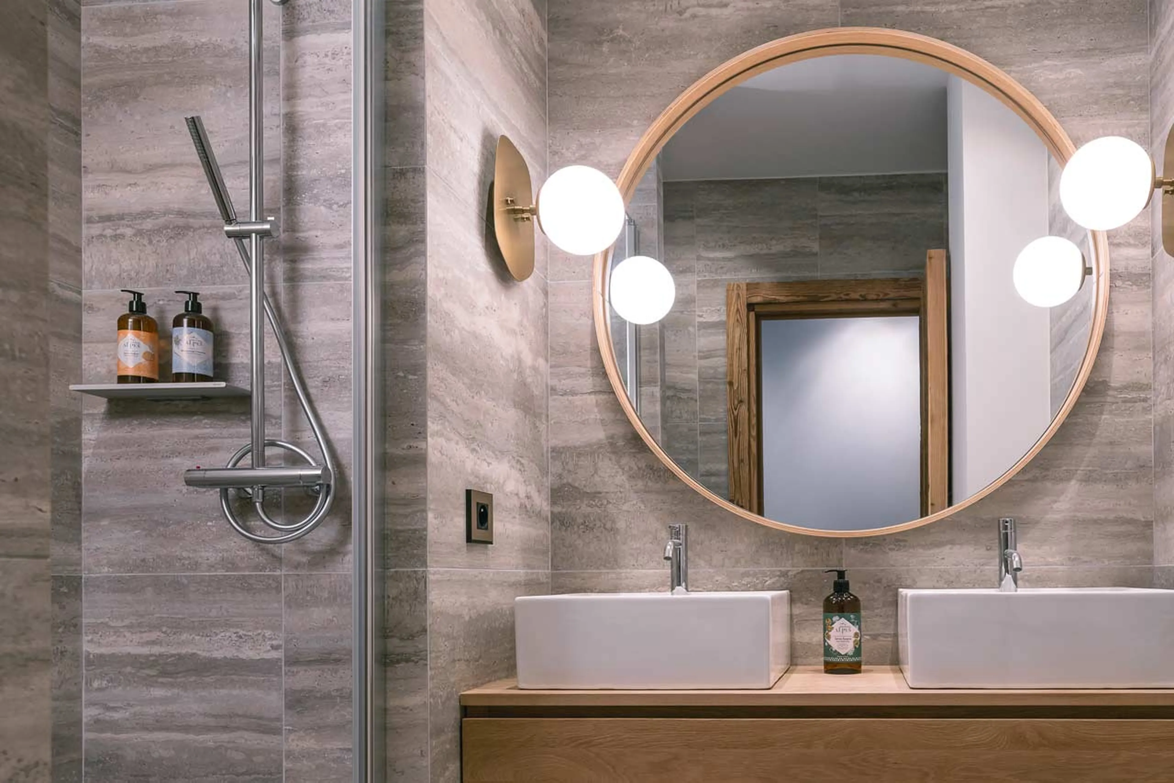 Bathroom five at Chalet des Amis in Meribel