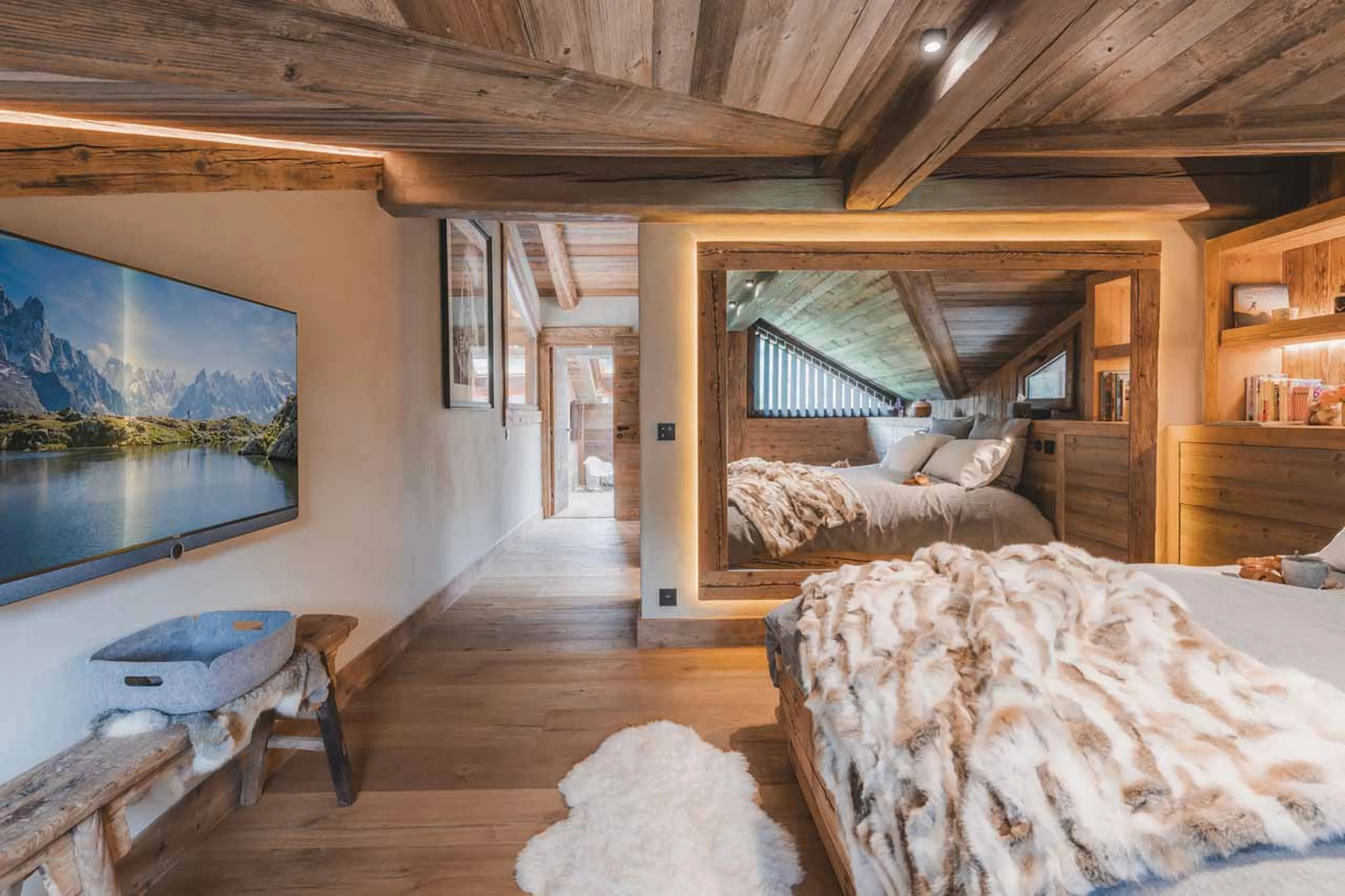 Master suite with travel cot at Chalet des Cristaux in Chamonix