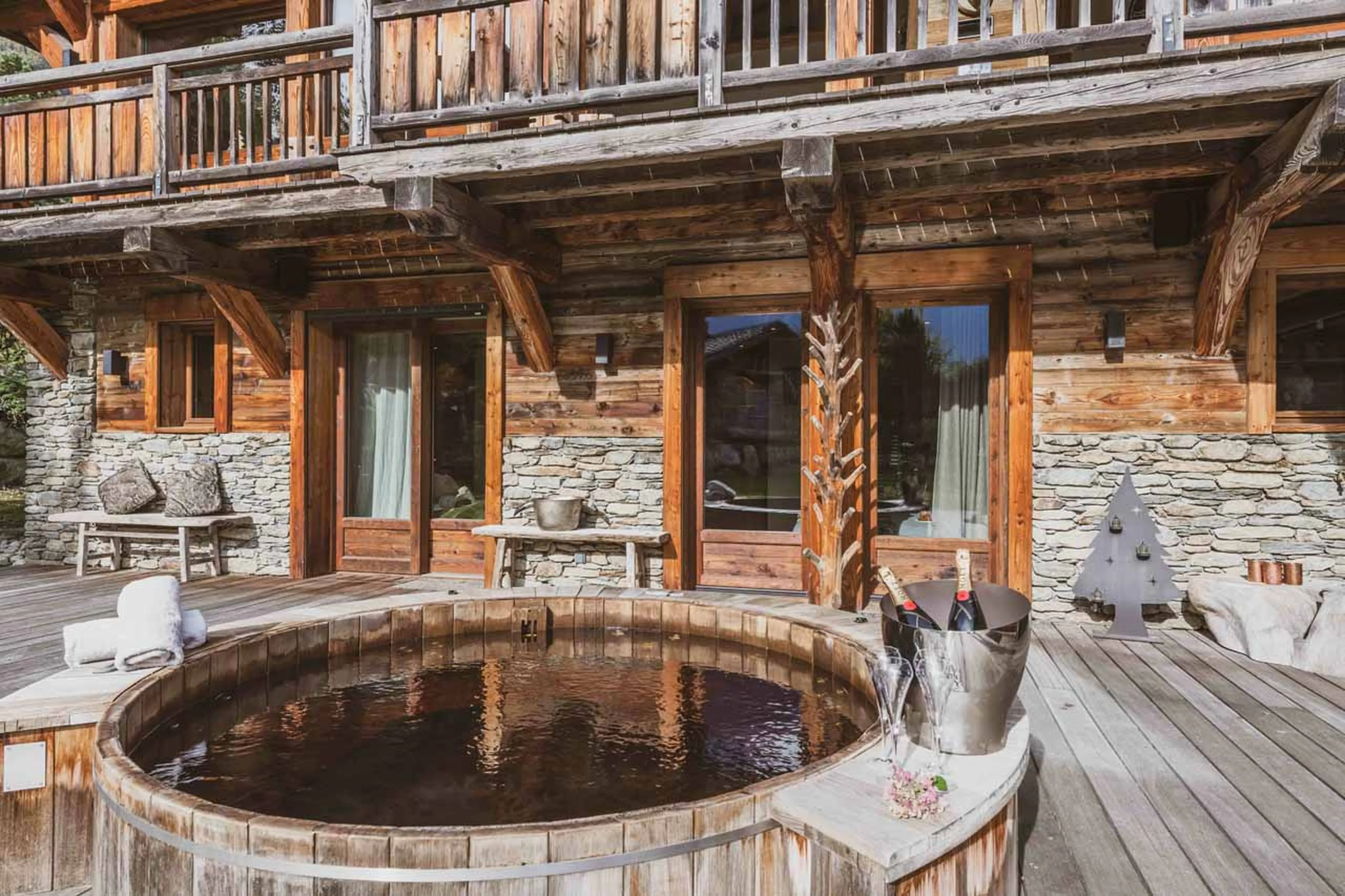 Outdoor Nordic hot tub at Chalet des Cristaux in Chamonix
