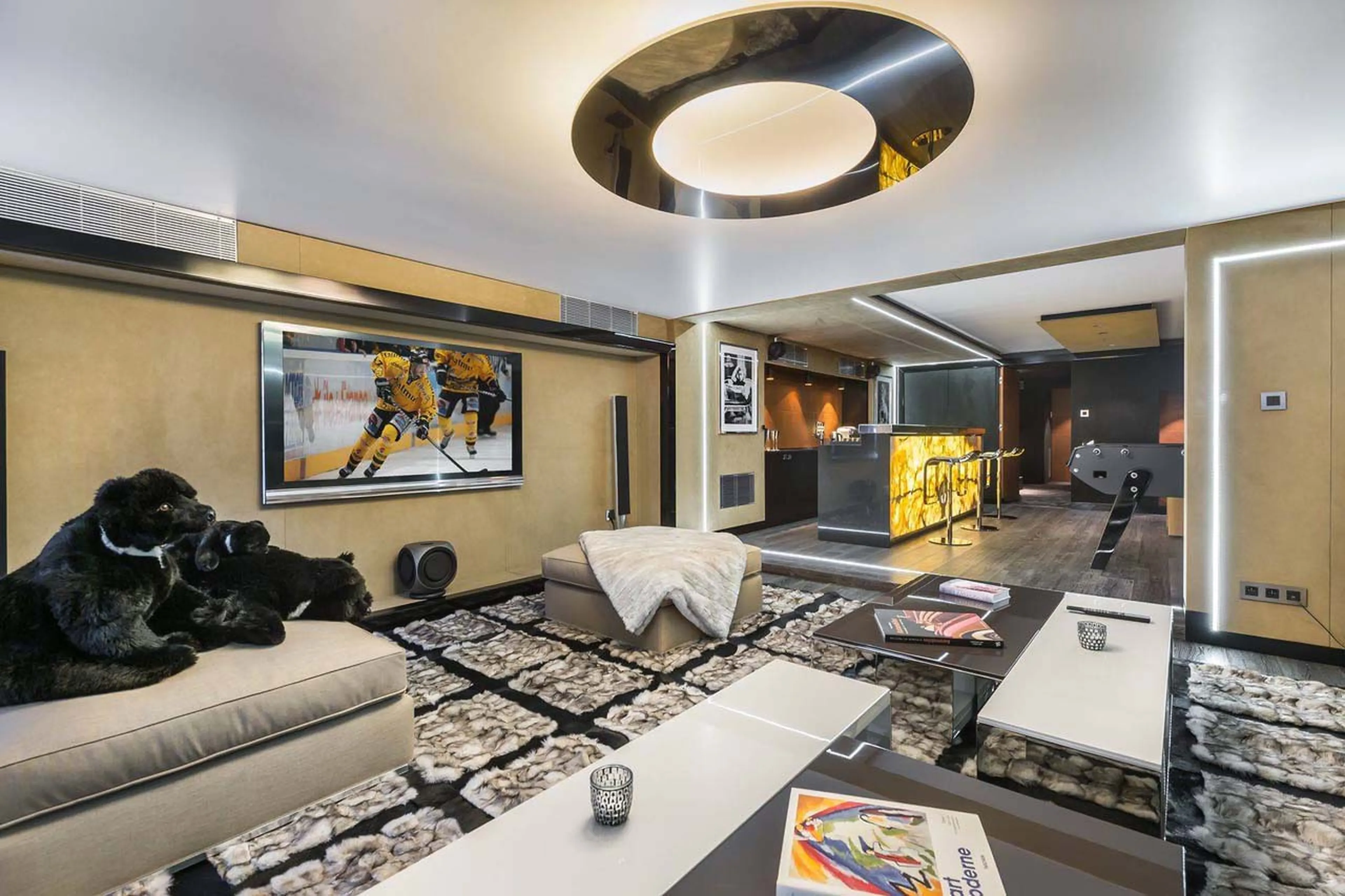 Bar and TV lounge at Chalet Des Sens in Megeve