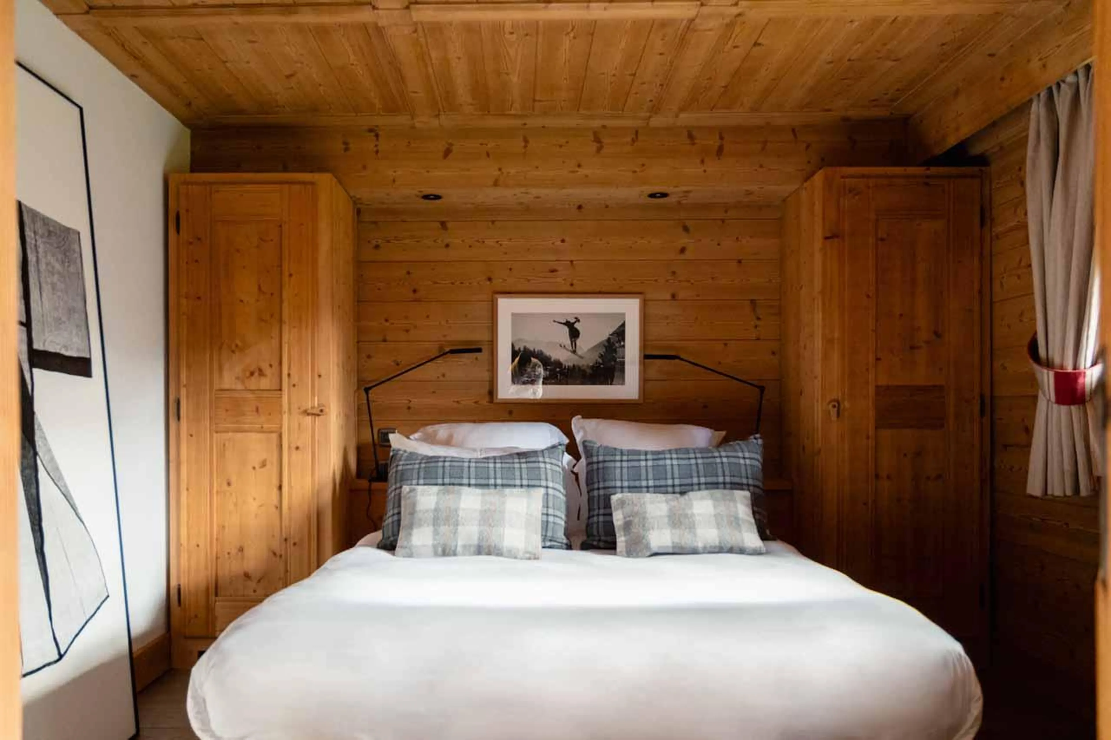 Double bedroom with desk in Chalet Donatien, Megeve