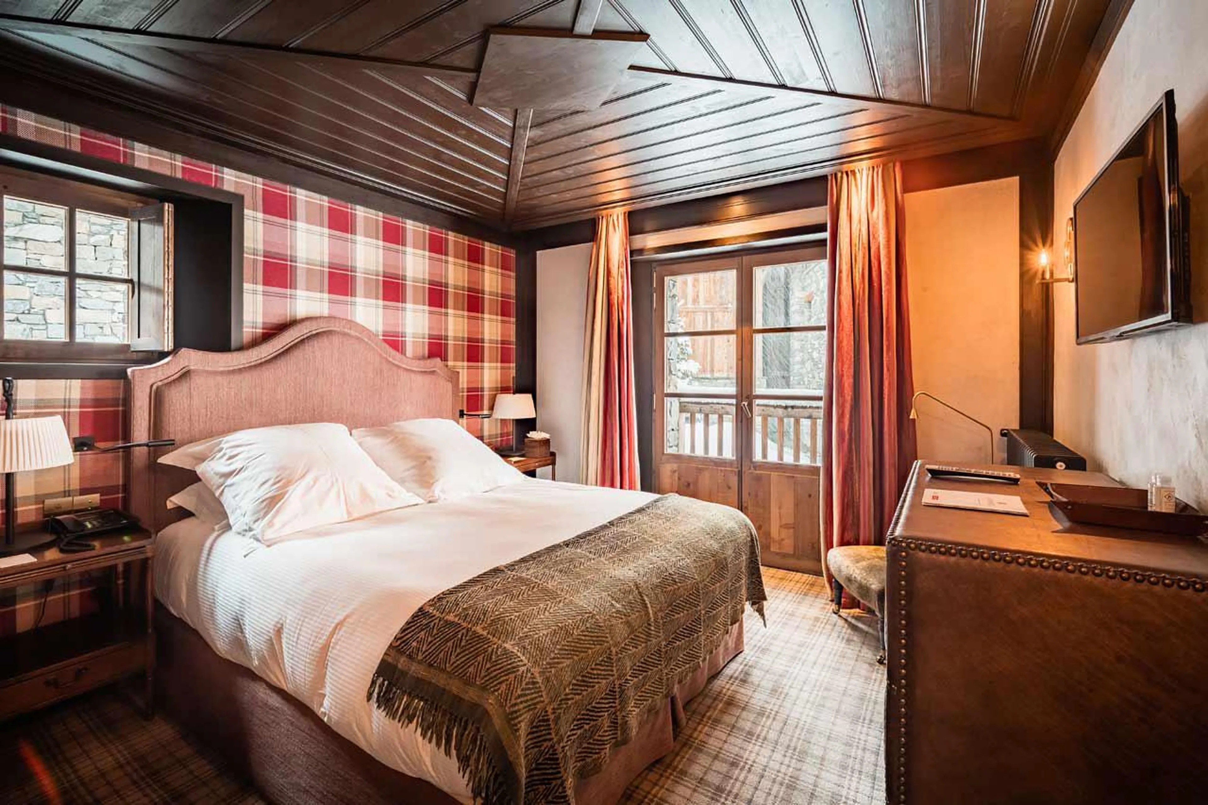 Beautiful double en suite bedroom with balcony access in Chalet Ebene in Val d’ Isere