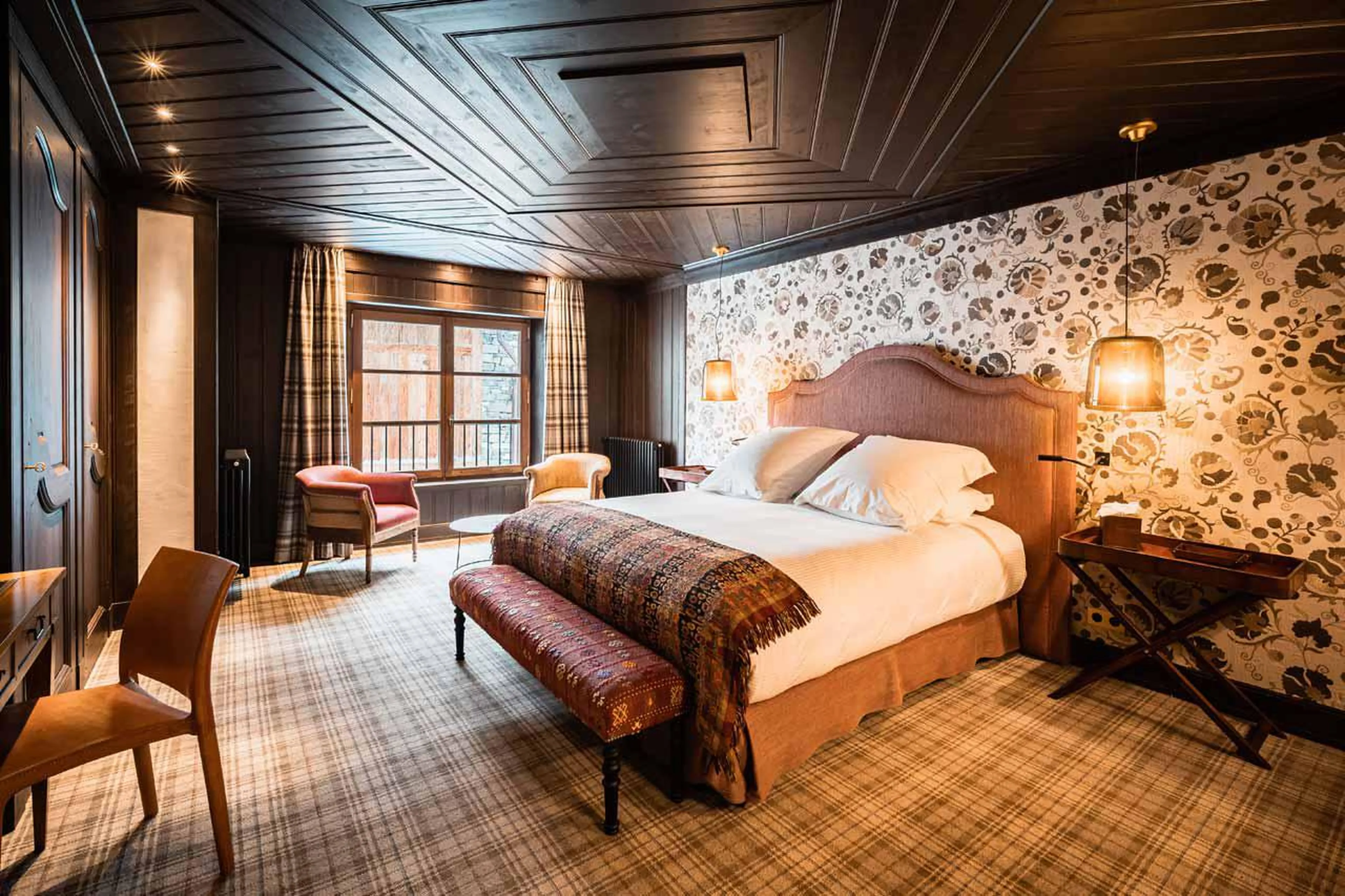 Stylishly decorated double bed en suite bedroom in Chalet Ebene in Val d’ Isere