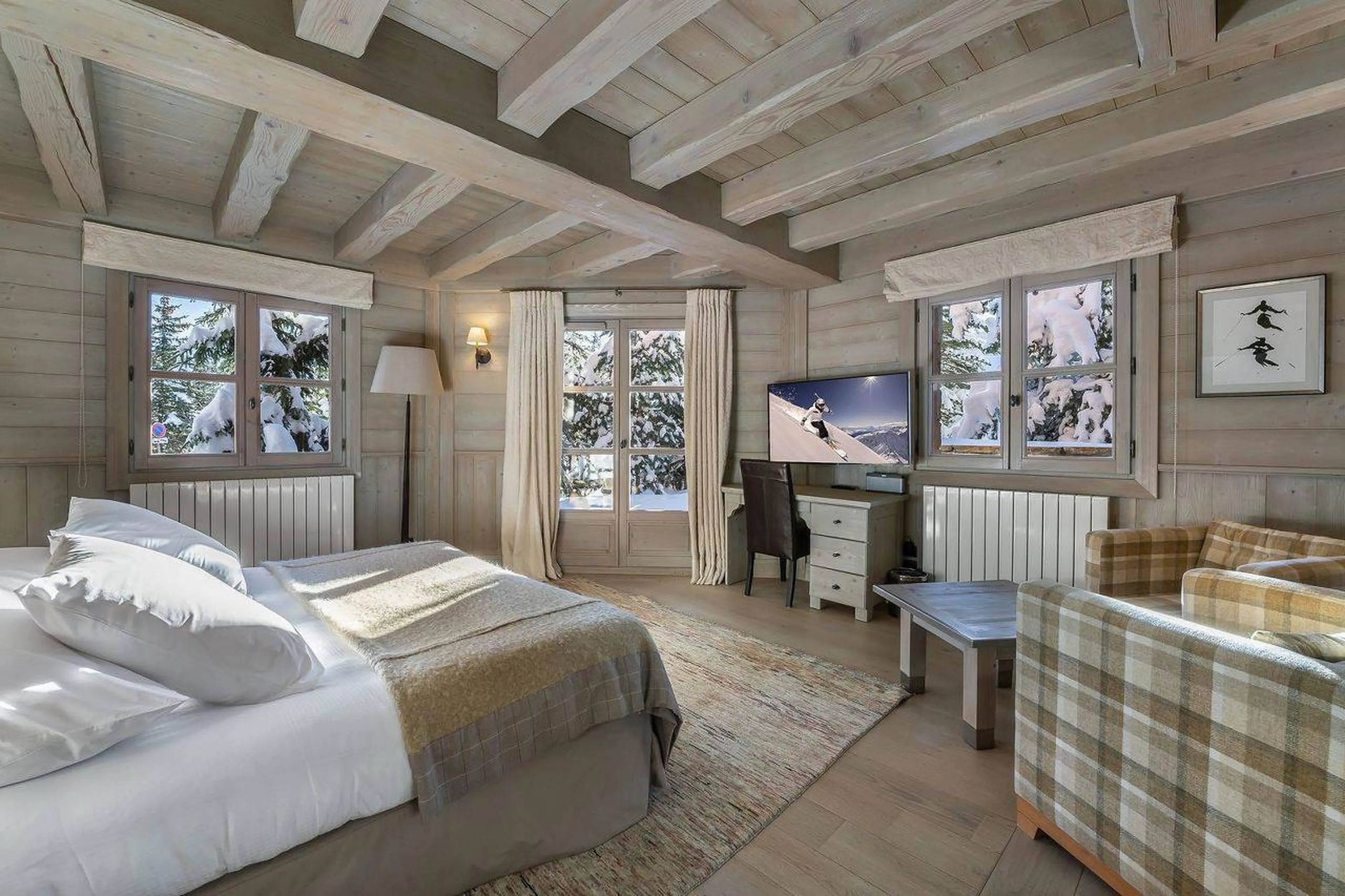 King size/twin master en-suite bedroom with fireplace in Chalet Edelstone in Courchevel 1850
