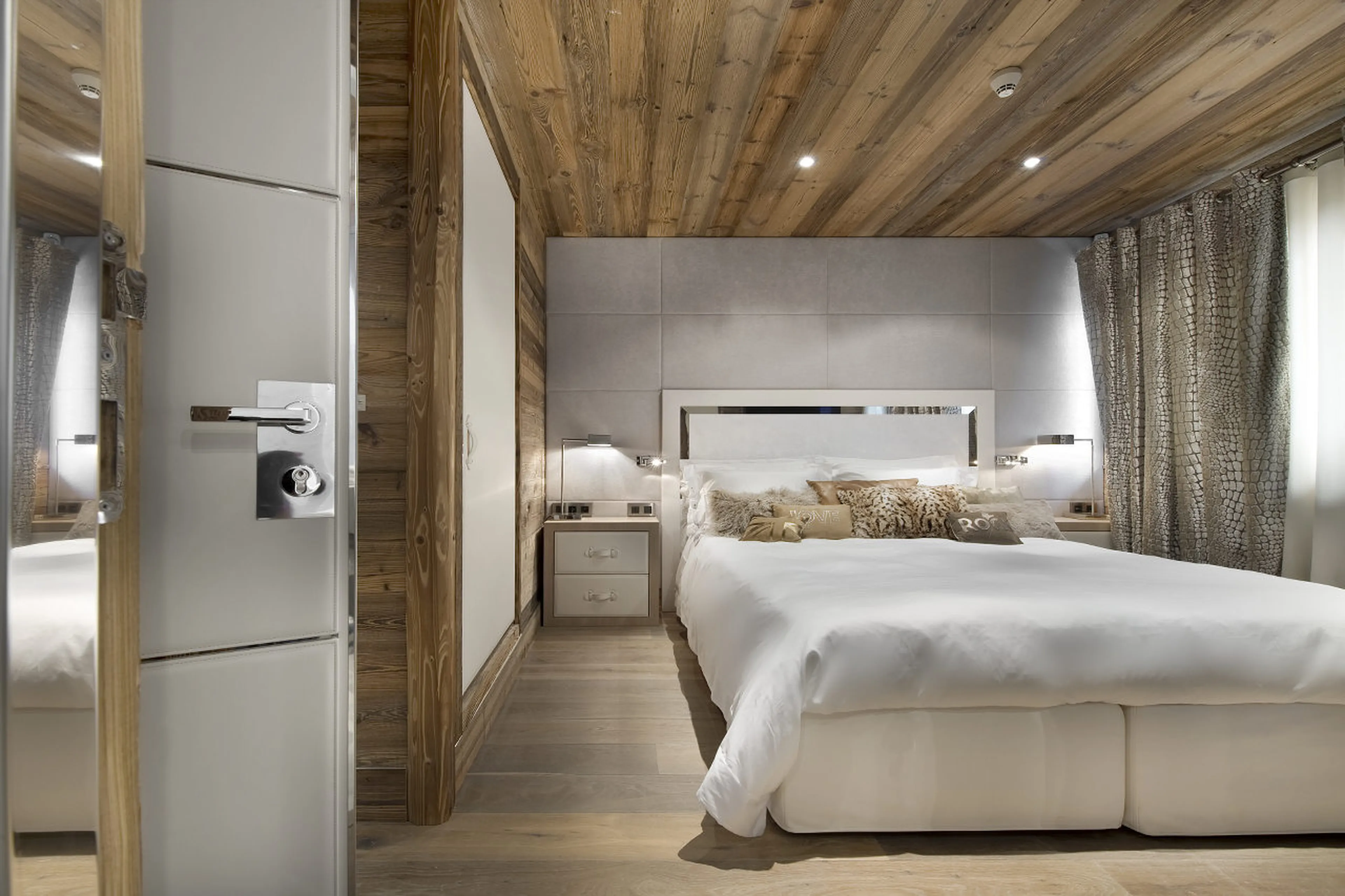 Cosy double/twin en suite bedroom in Chalet Eden in Courchevel 1850