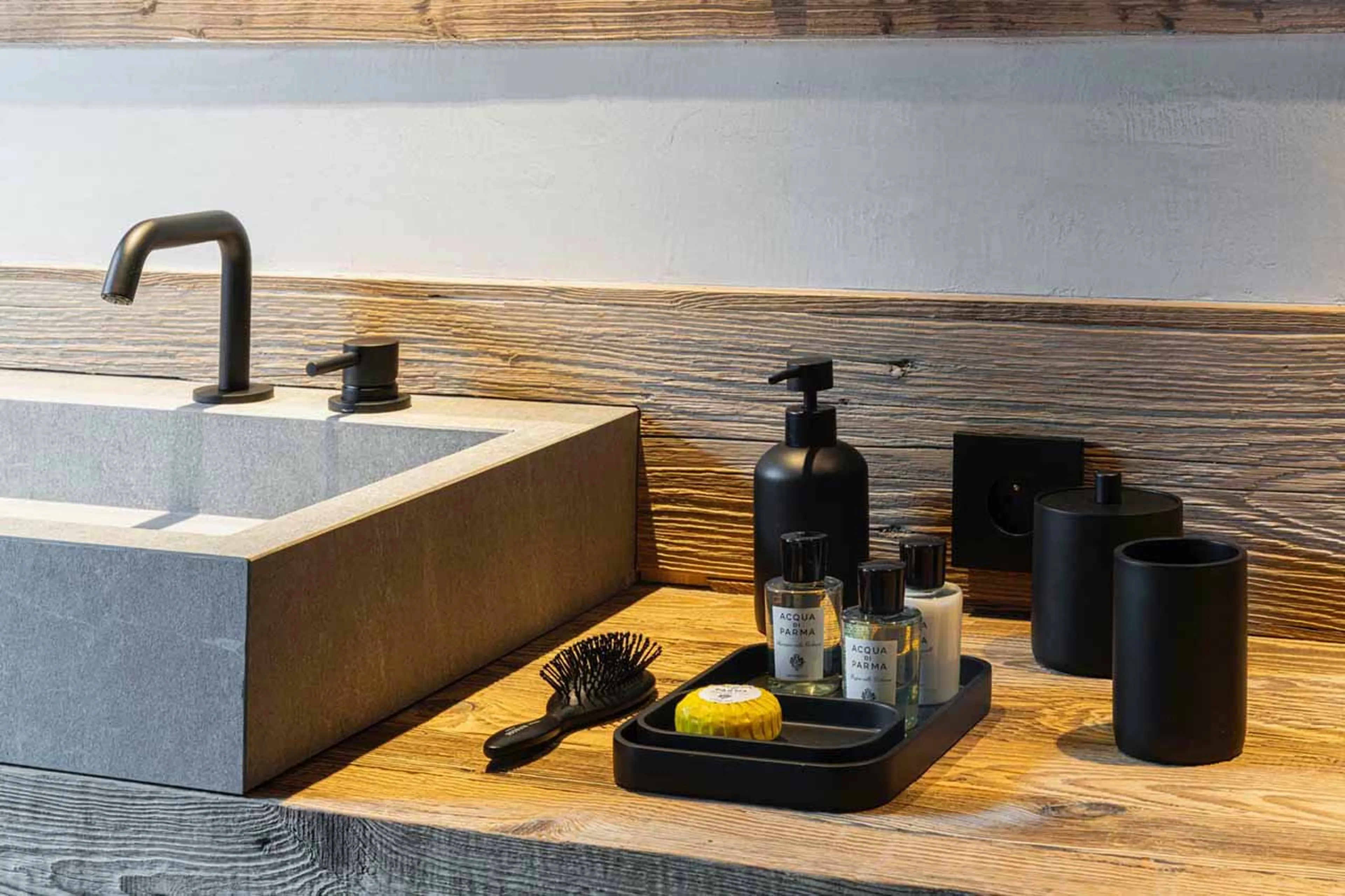 Bedroom 1 en-suite bath products at Chalet Eden in St Martin de Belleville