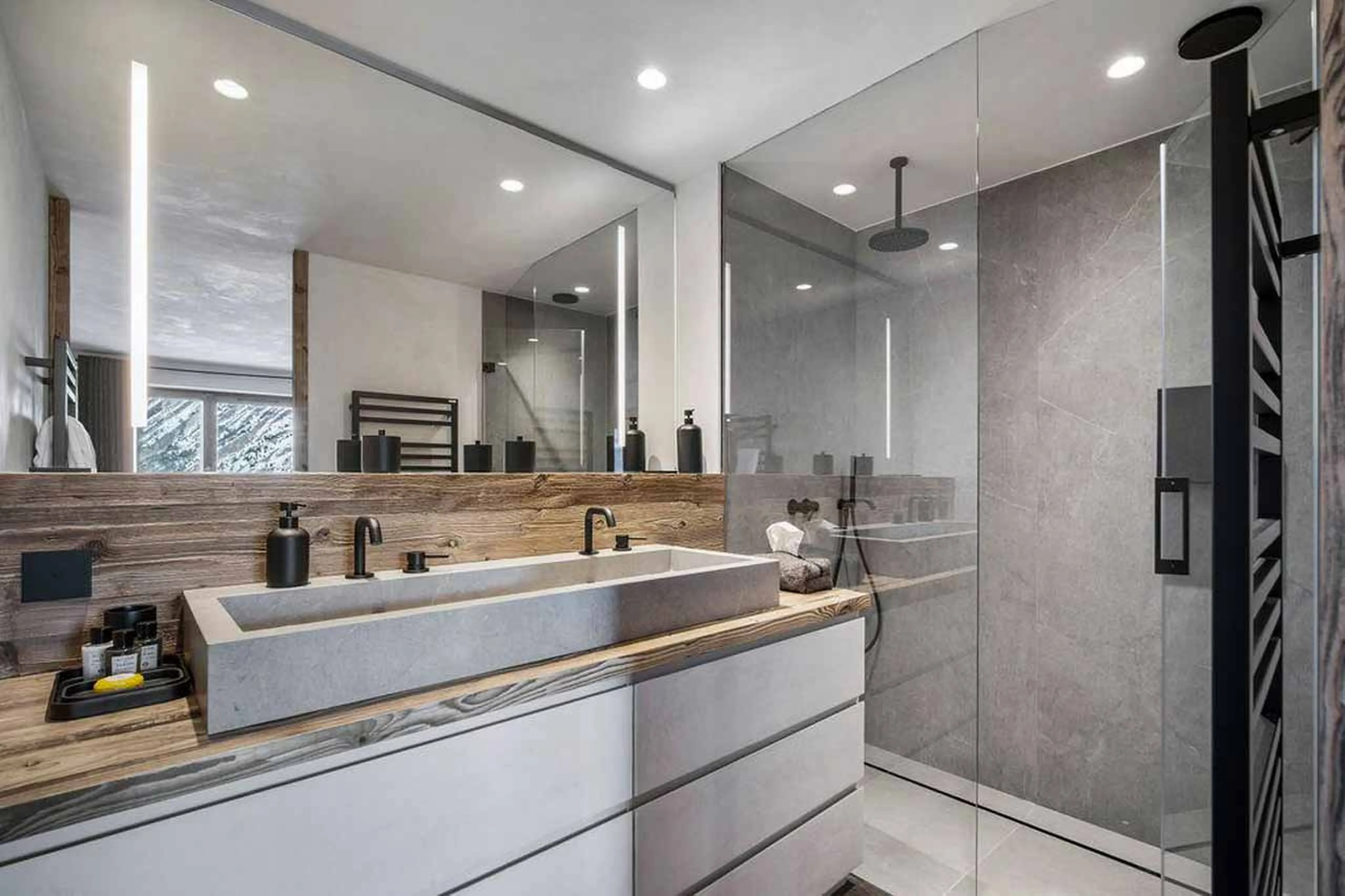 Bedroom 5 en-suite at Chalet Eden in St Martin de Belleville