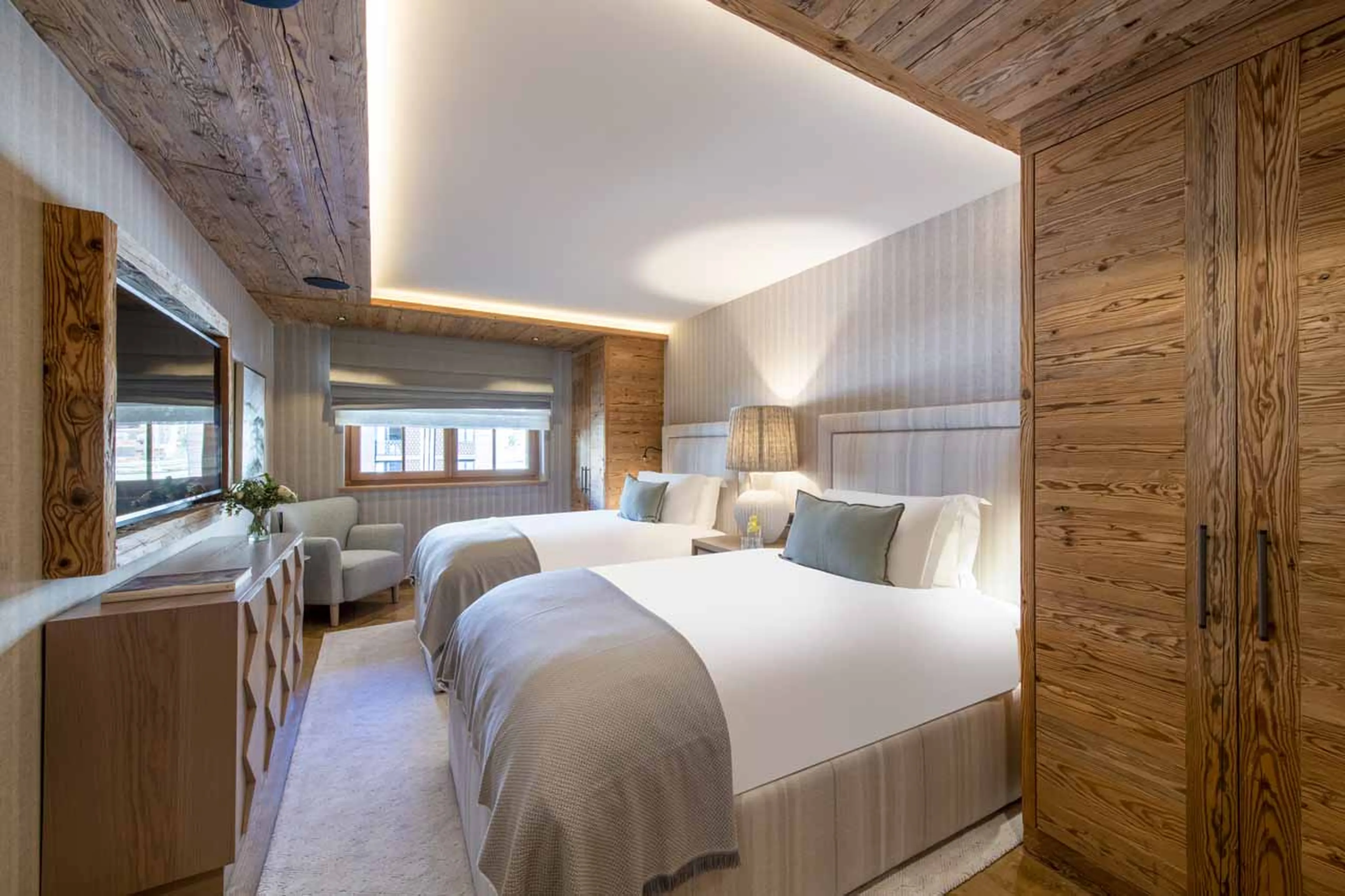 Twin bedroom two at Chalet Elbrus in Zermatt
