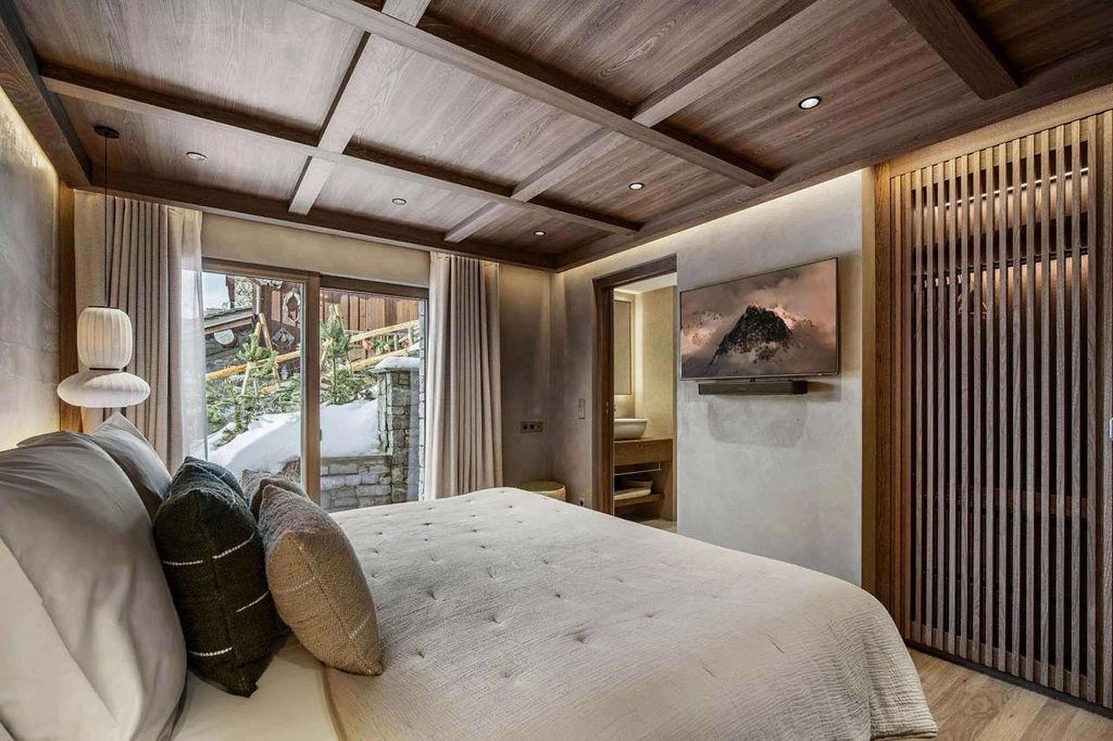 Double bedroom with access to en-suite in Chalet Escapade, St Martin de Belleville