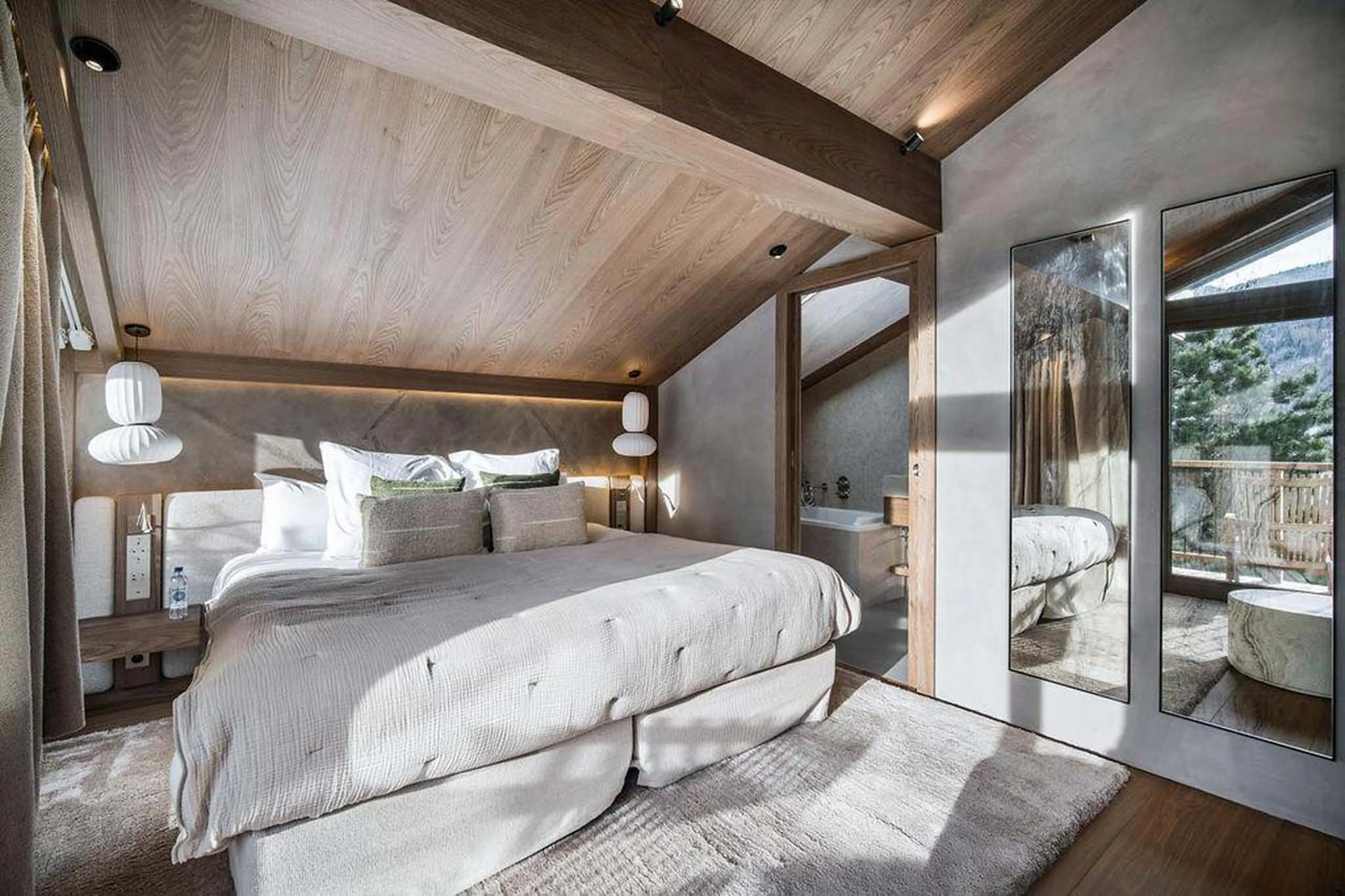 Double bedroom with access to en-suite in Chalet Escapade, St Martin de Belleville