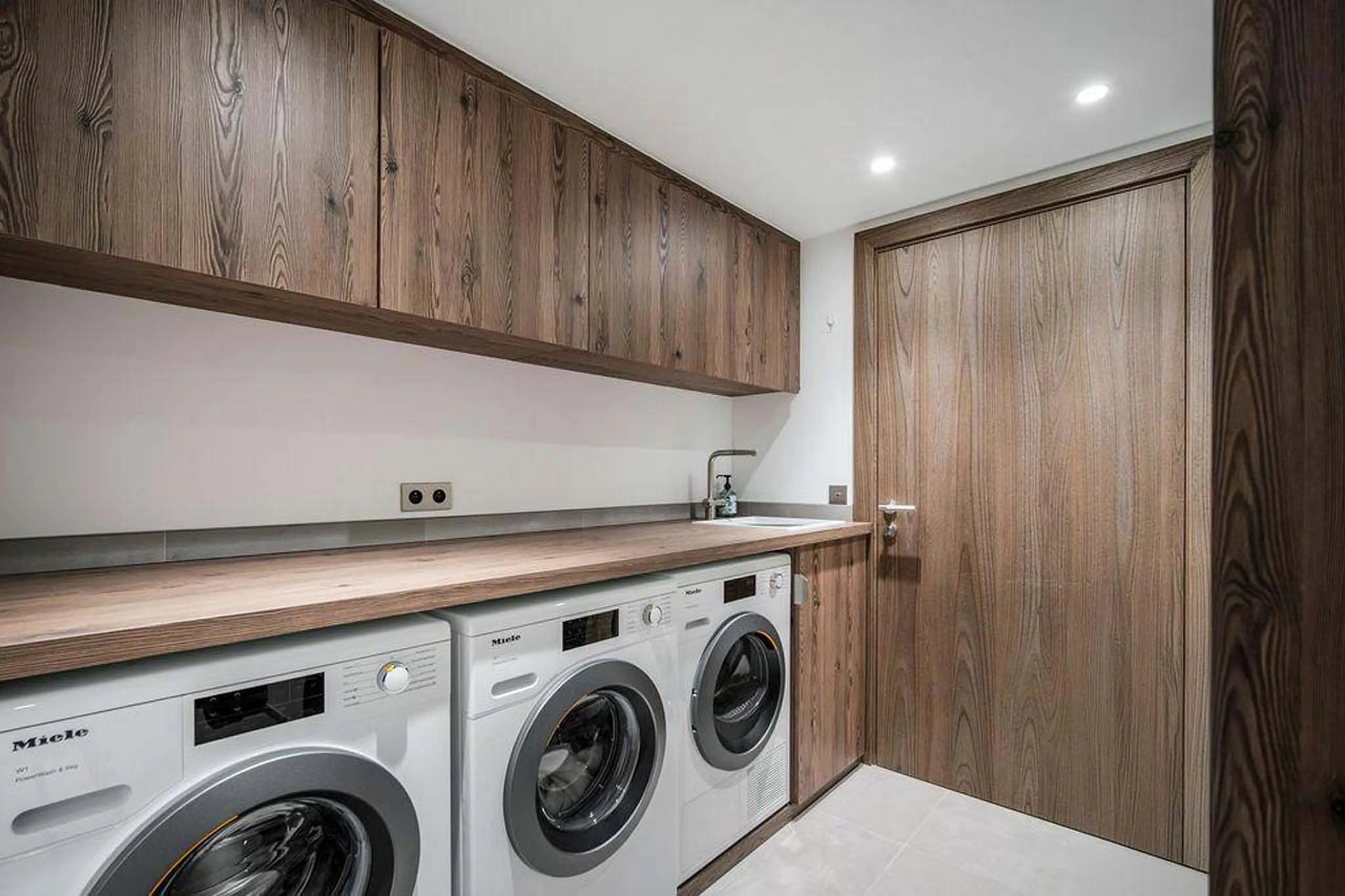 Laundry room with washing machine and dryer in Chalet Escapade, St Martin de Belleville