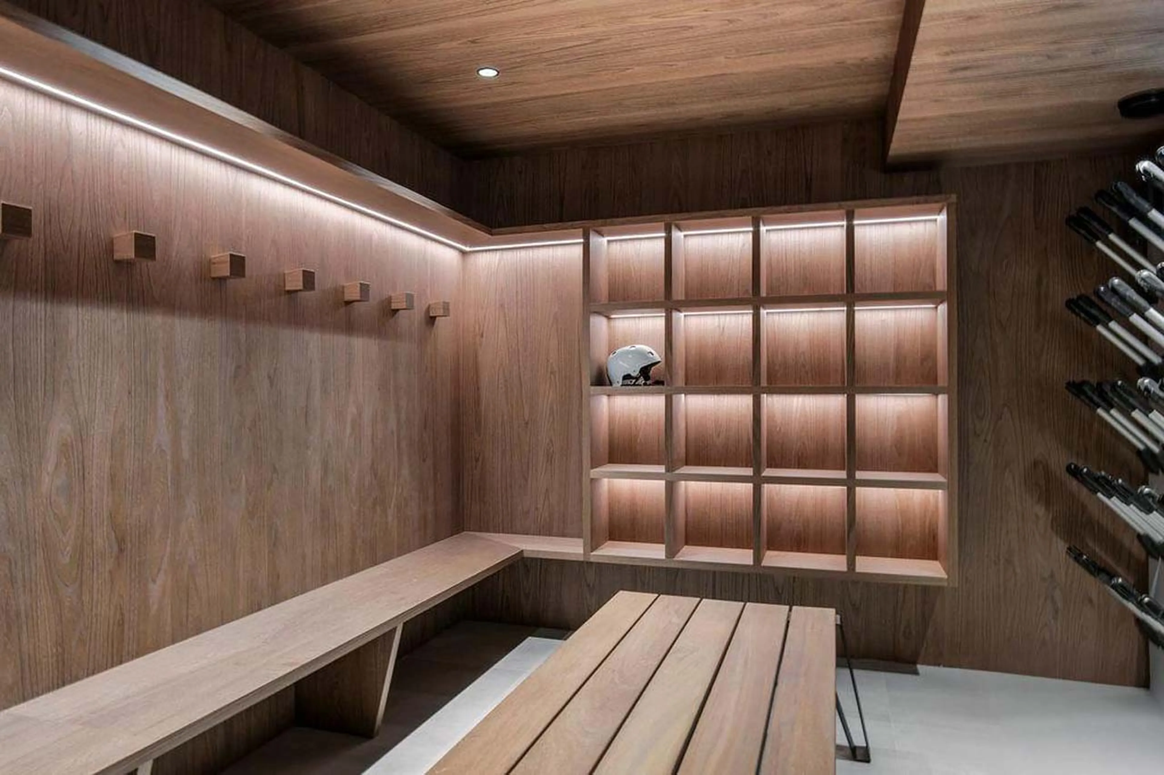 Ski room with bench seating in Chalet Escapade, St Martin de Belleville