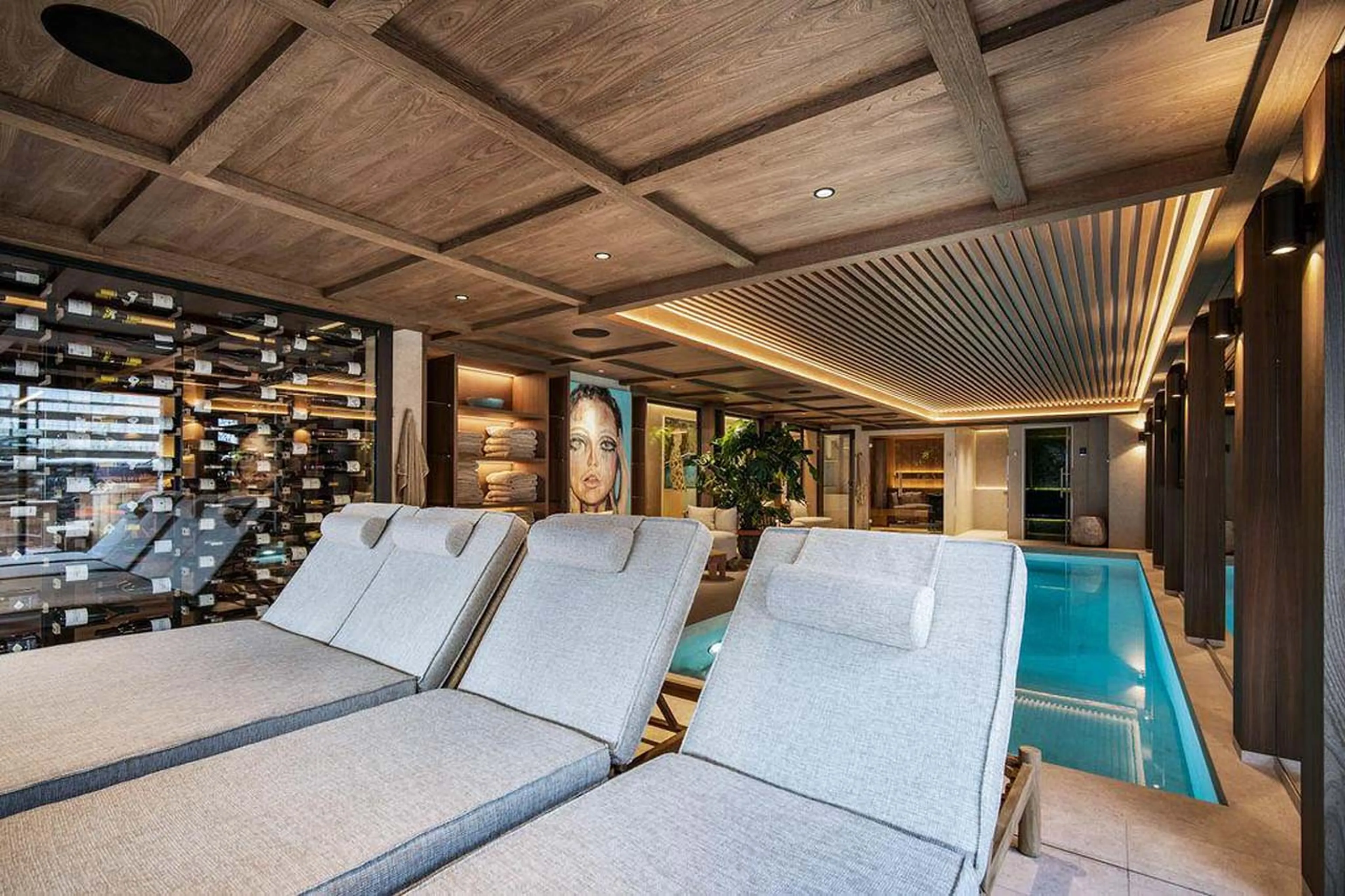 Loungers in front of swimming pool in Chalet Escapade, St Martin de Belleville