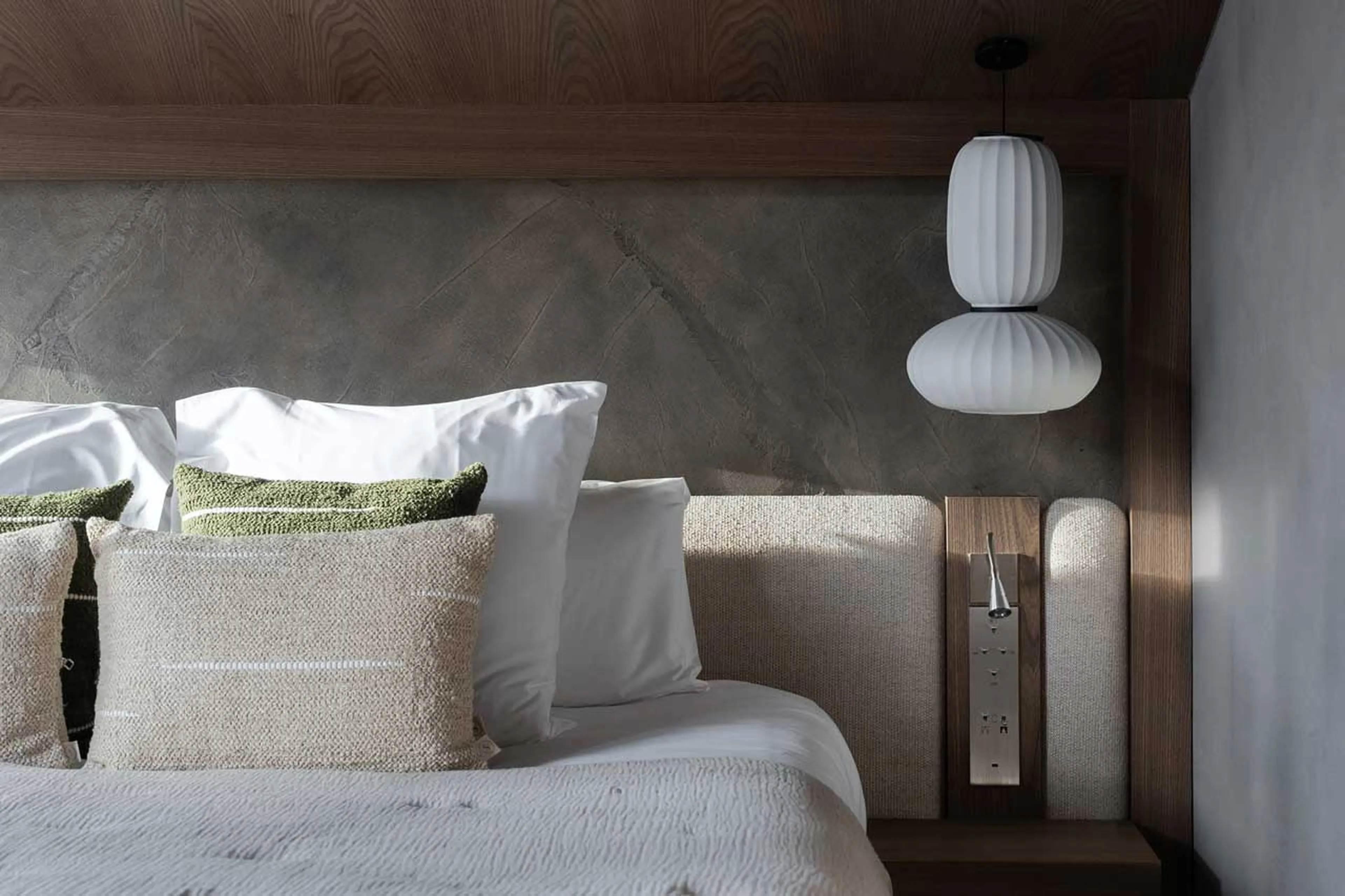 Double bedroom with access to en-suite in Chalet Escapade, St Martin de Belleville
