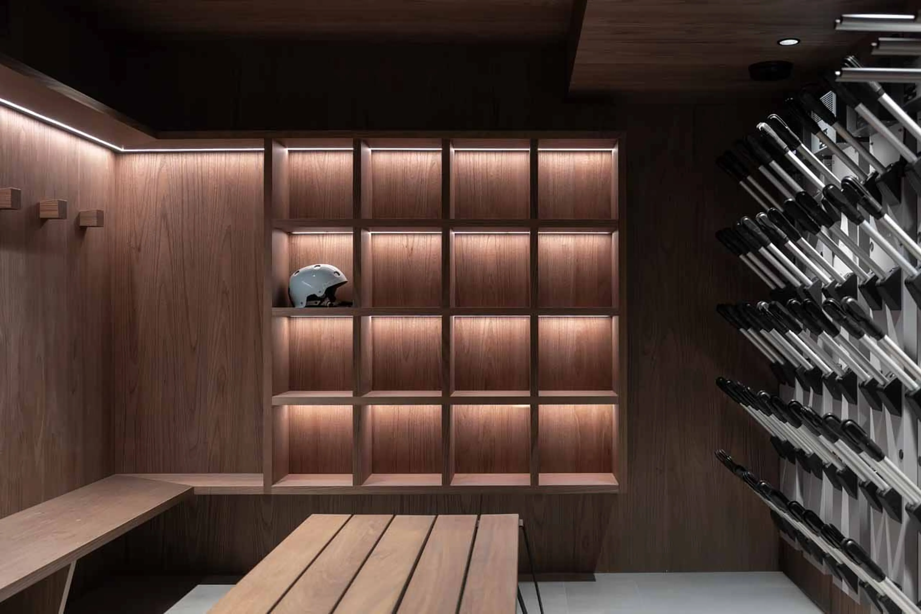 Ski room with bench seating in Chalet Escapade, St Martin de Belleville