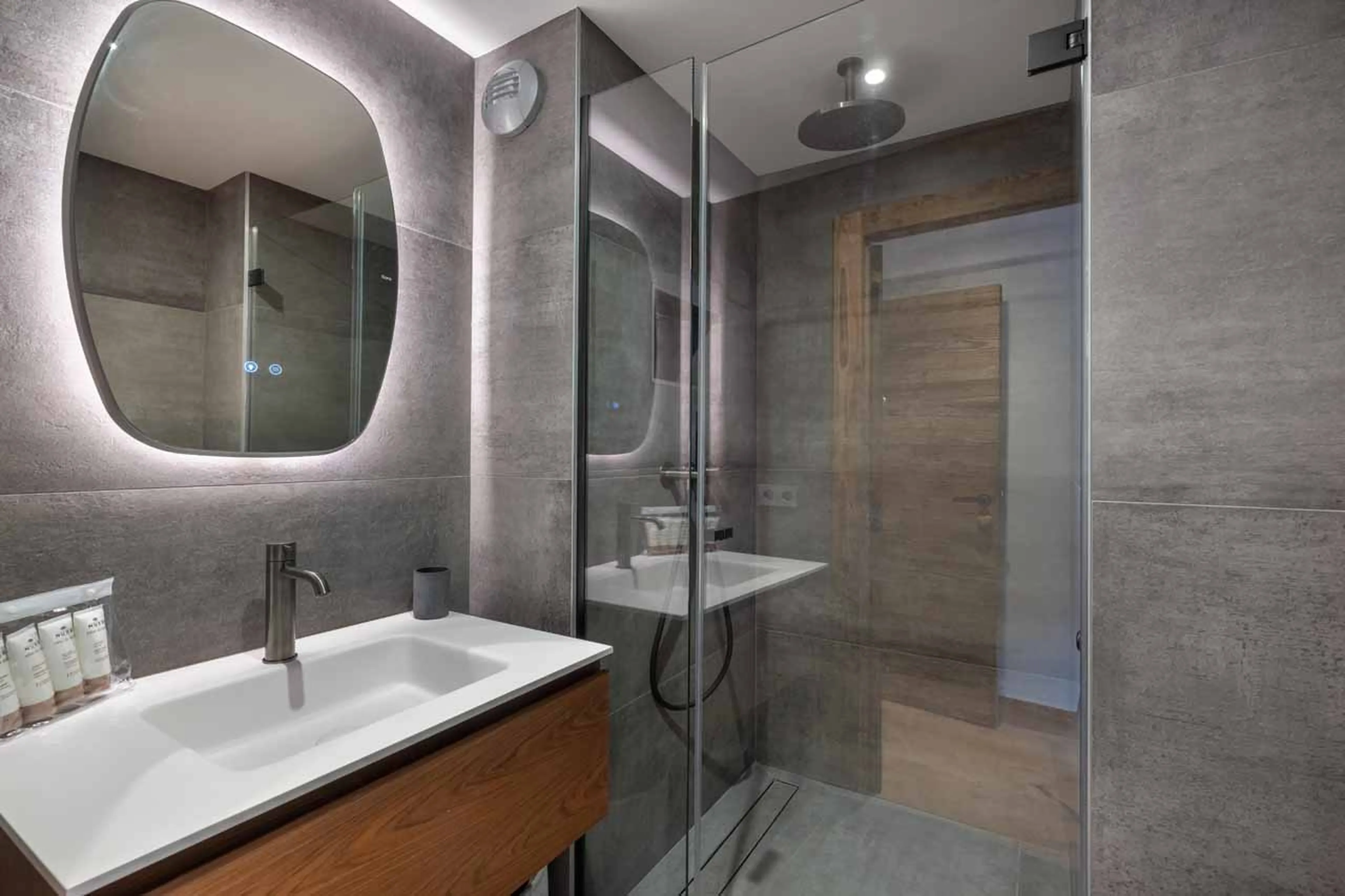 Bedroom 4 en-suite at Etoile des Neige in Meribel