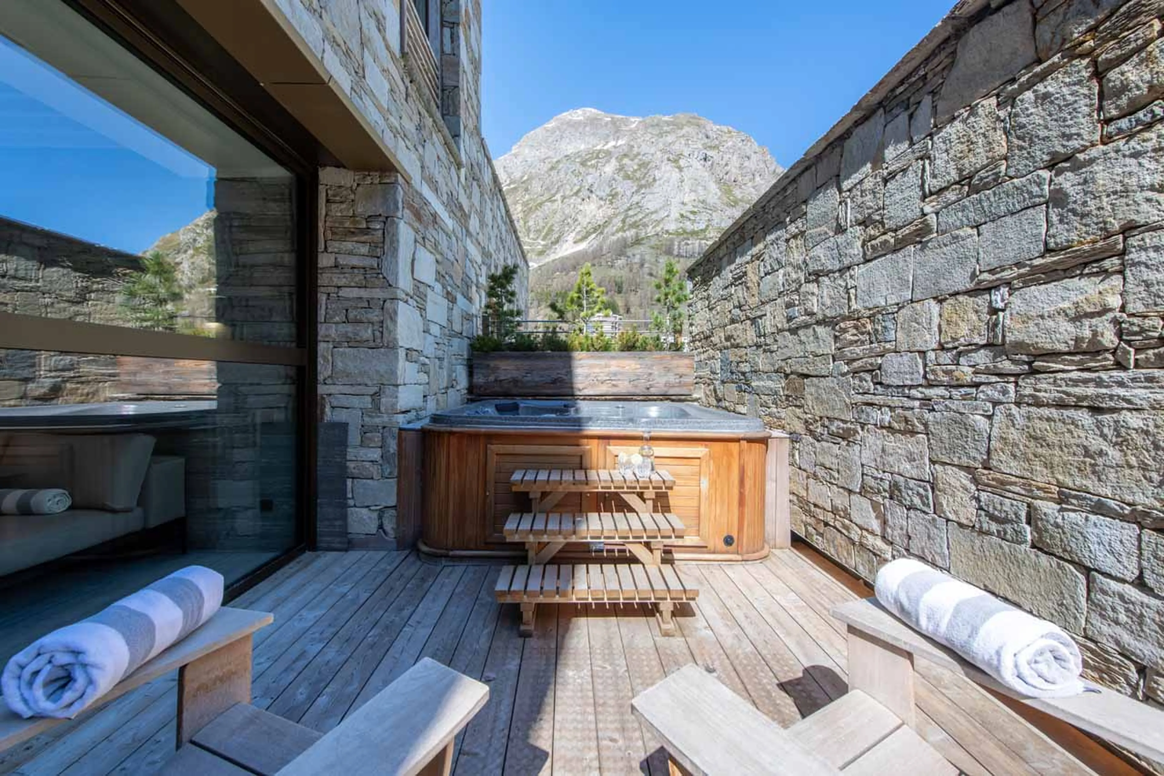 Outdoor hot tub at Chalet Etoile du Nord - East Wing in Val d'Isere