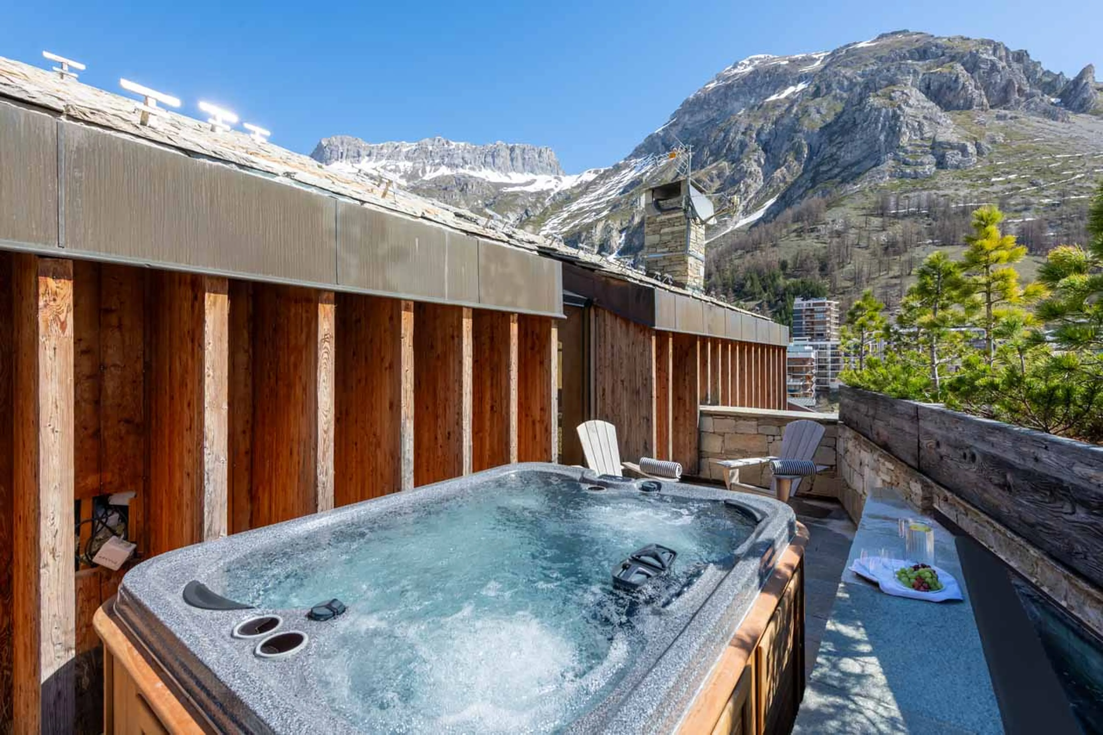Outdoor hot tub at Etoile du Nord West in Val d'Isere
