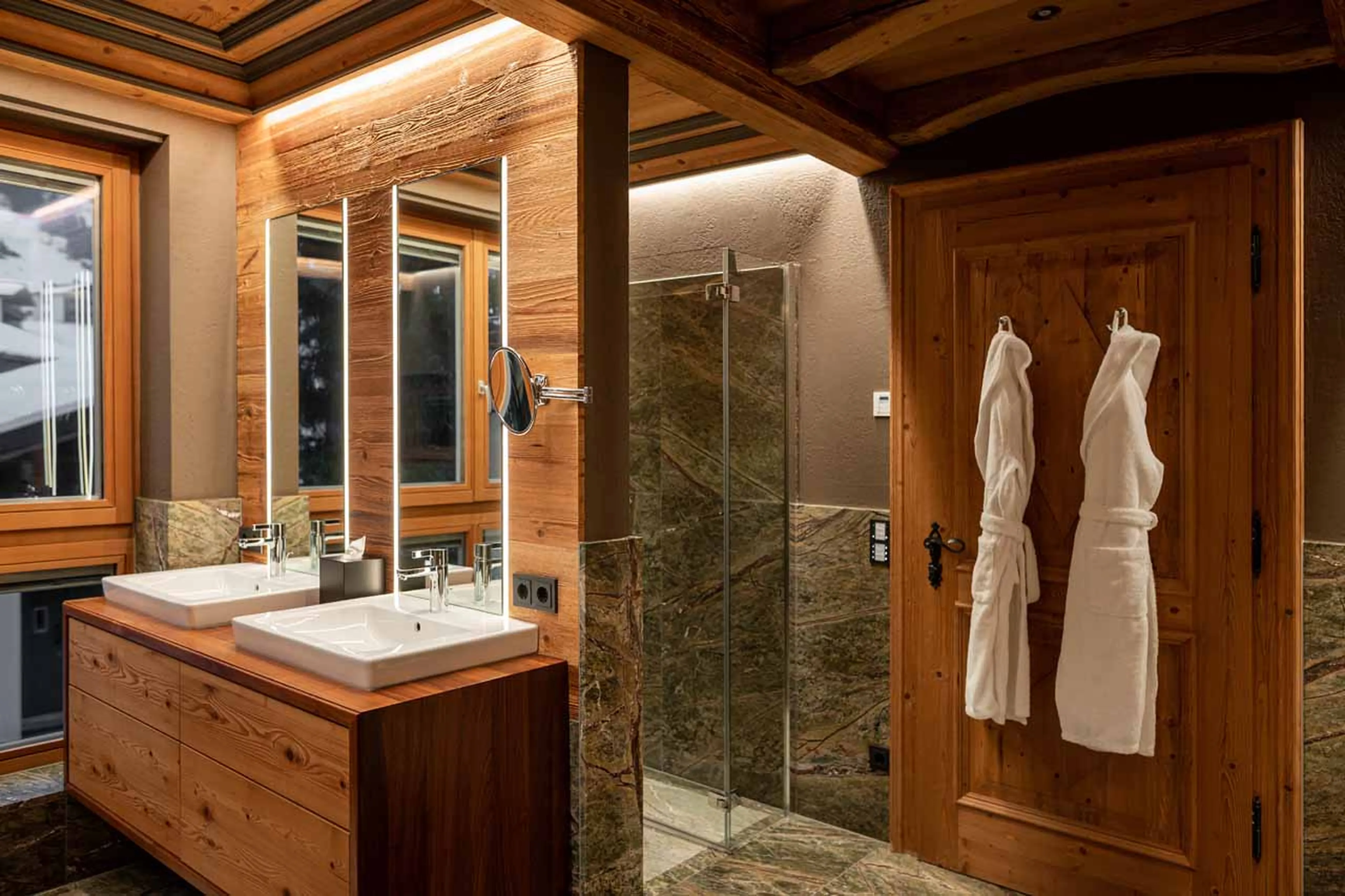 Master bathroom at Chalet Falcon in Lech