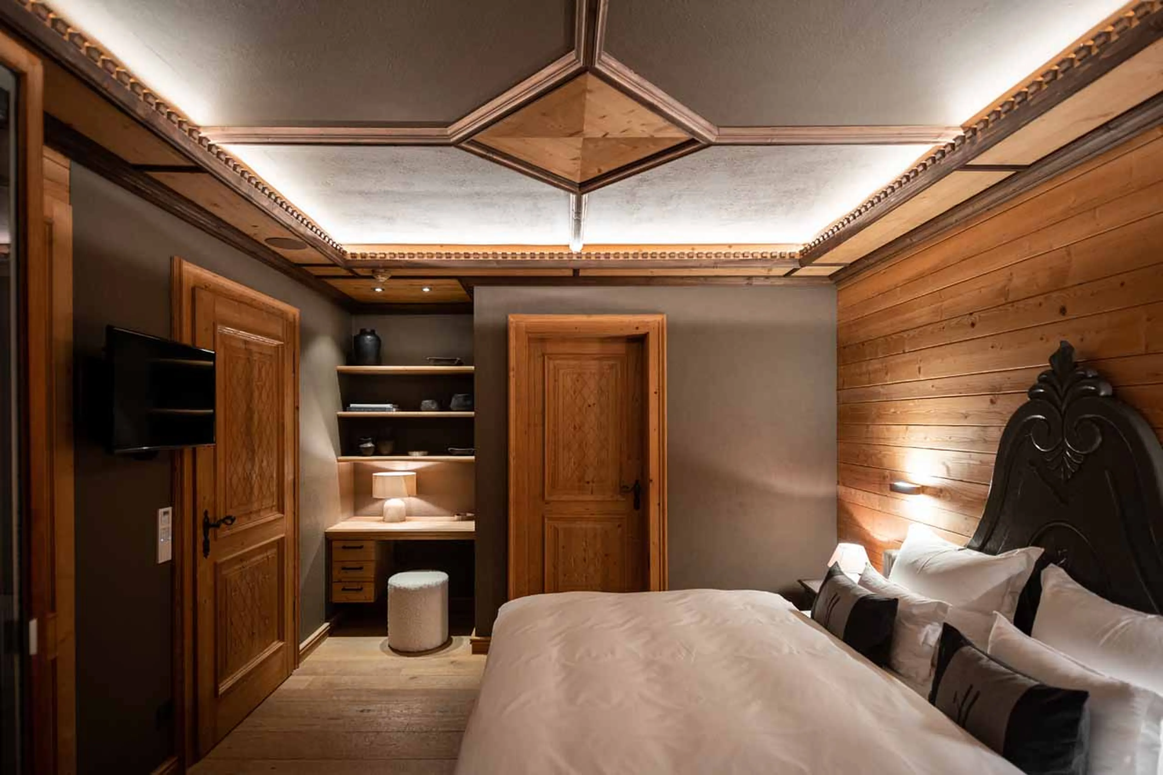 Double bedroom with terrace access at Chalet Falcon in Lech