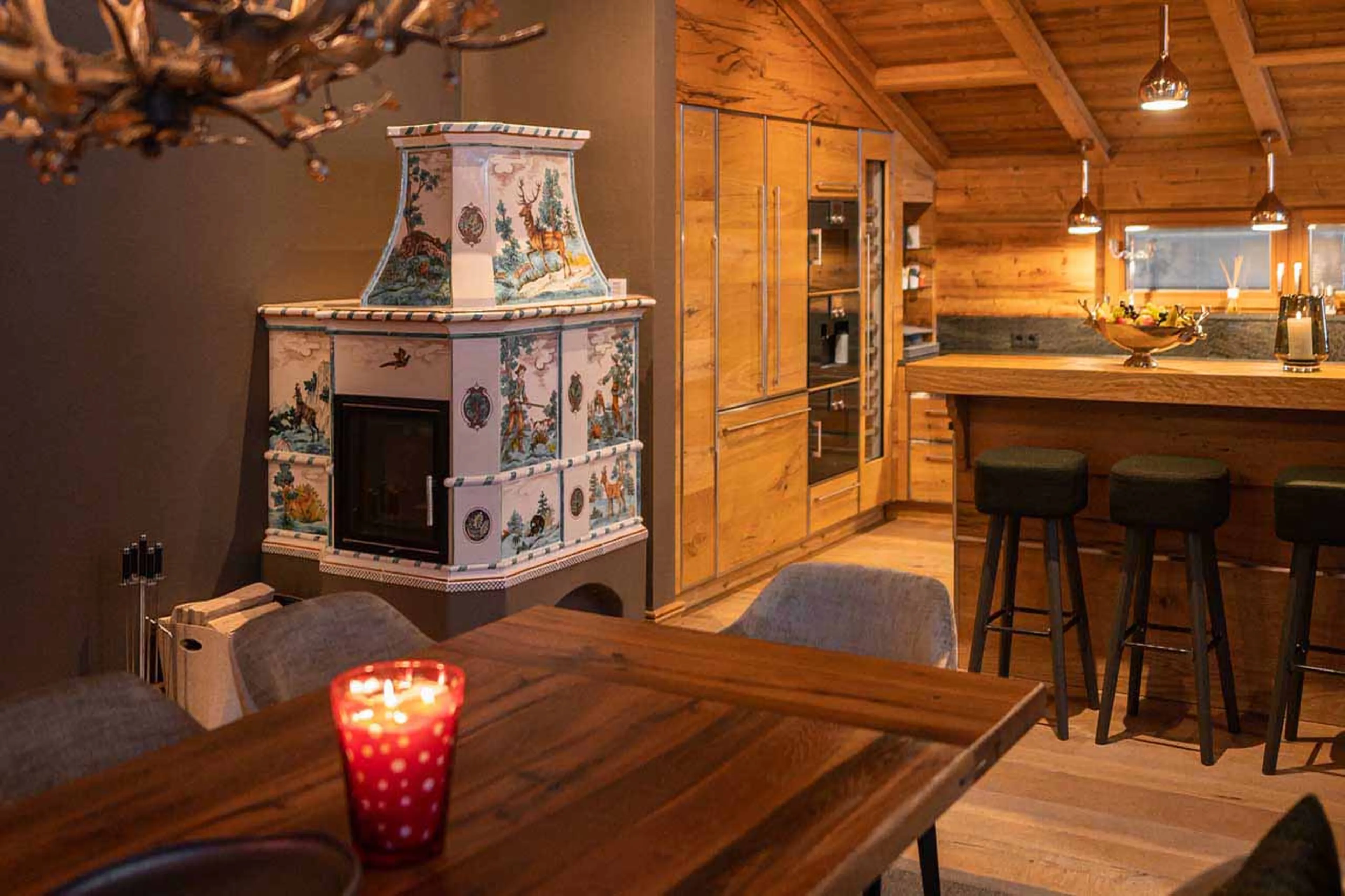 Dining area and kitchen Chalet Laurus in Lech