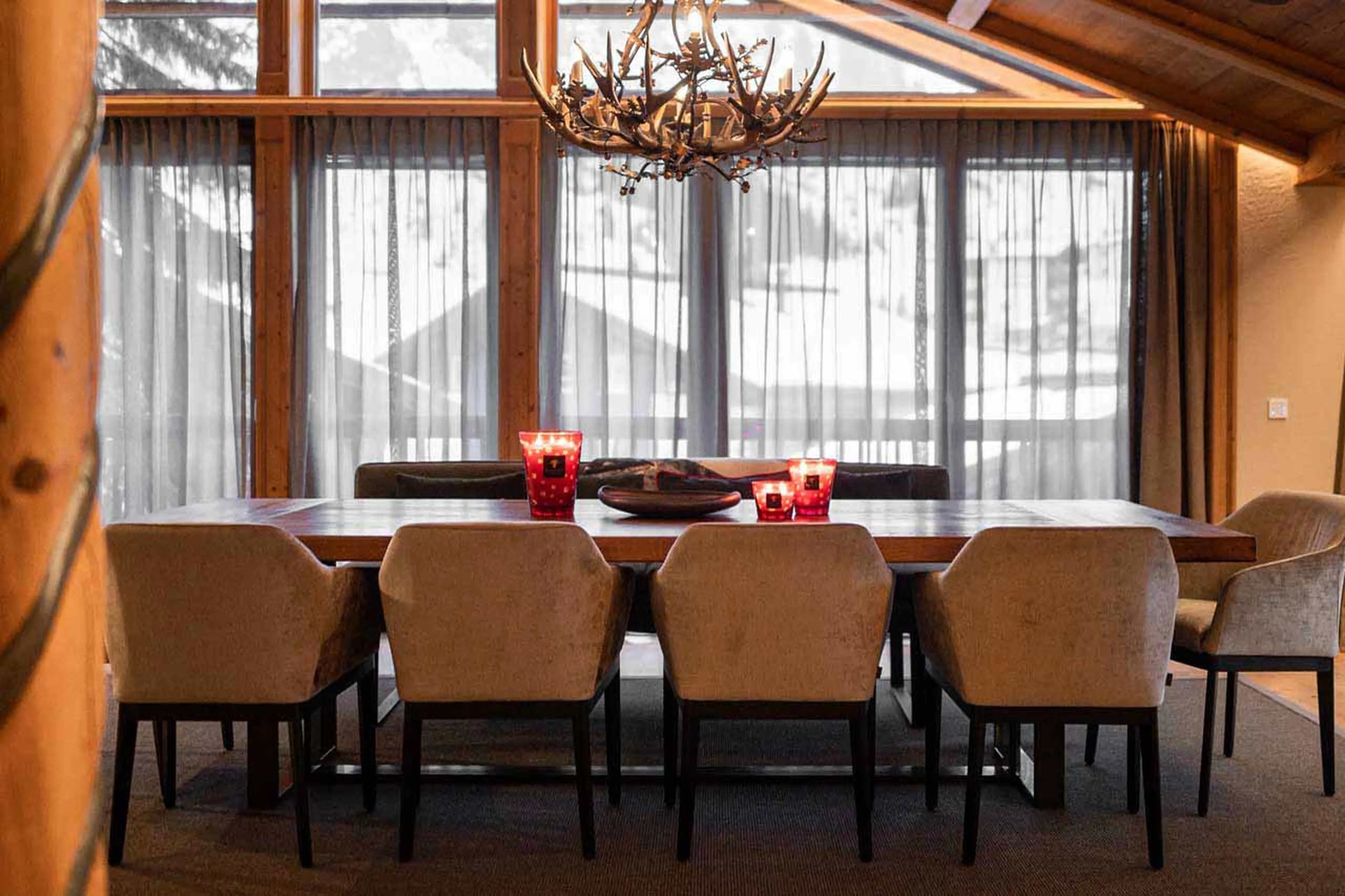 Light-filled dining room at Chalet Falcon in Lech