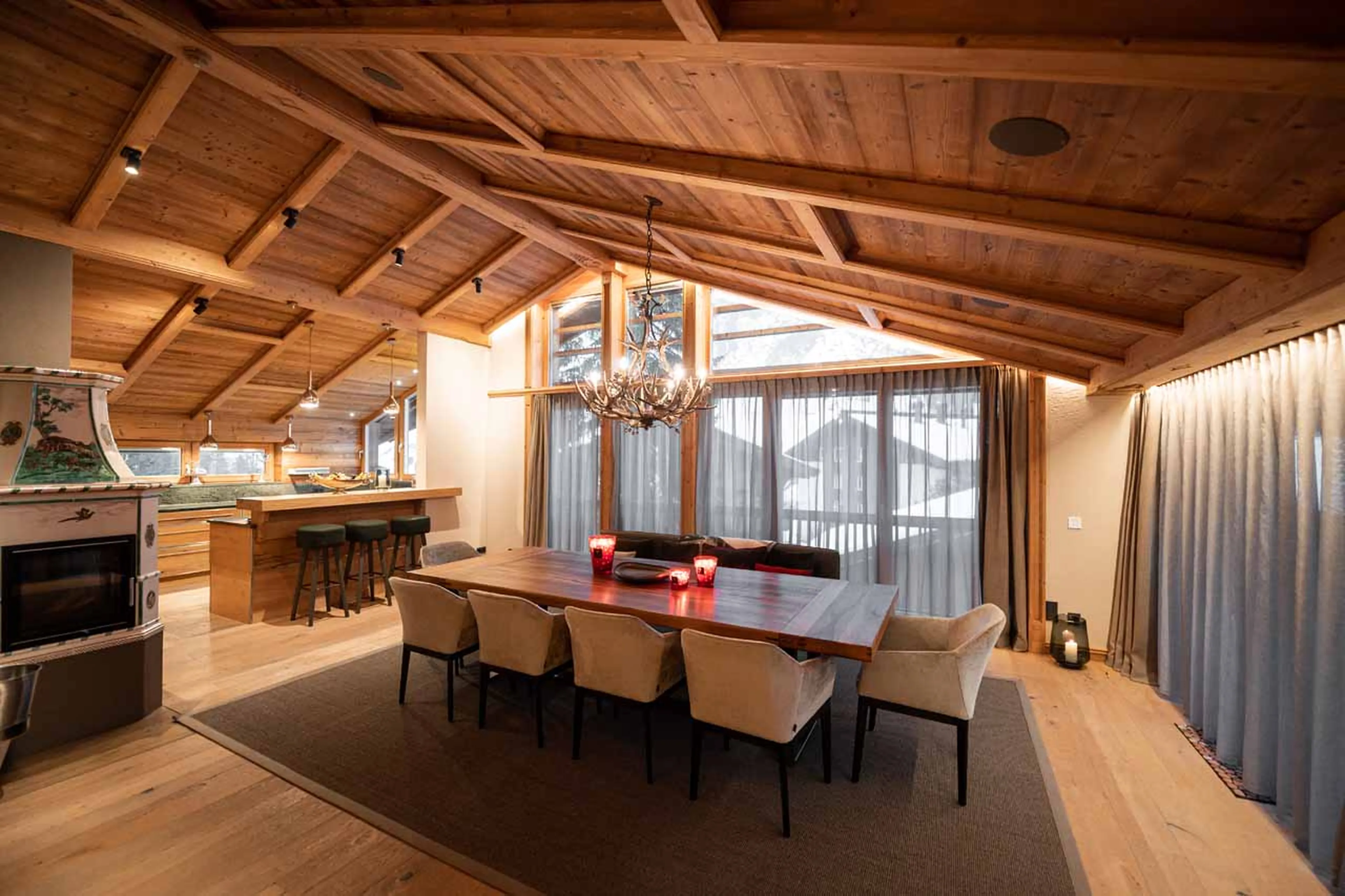 Chandelier in dining area of Chalet Falcon in Lech