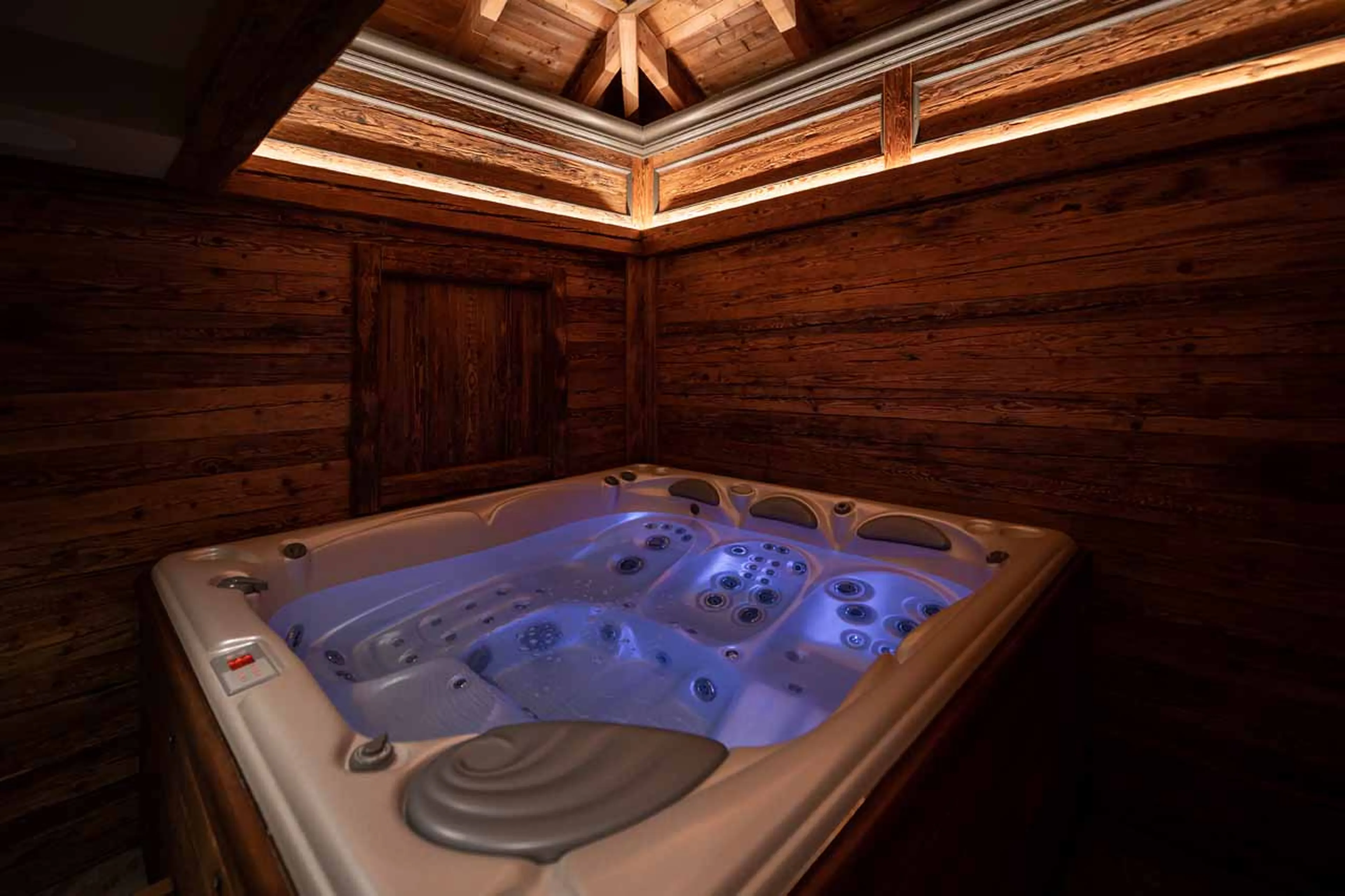 Jacuzzi at Chalet Falcon in Lech