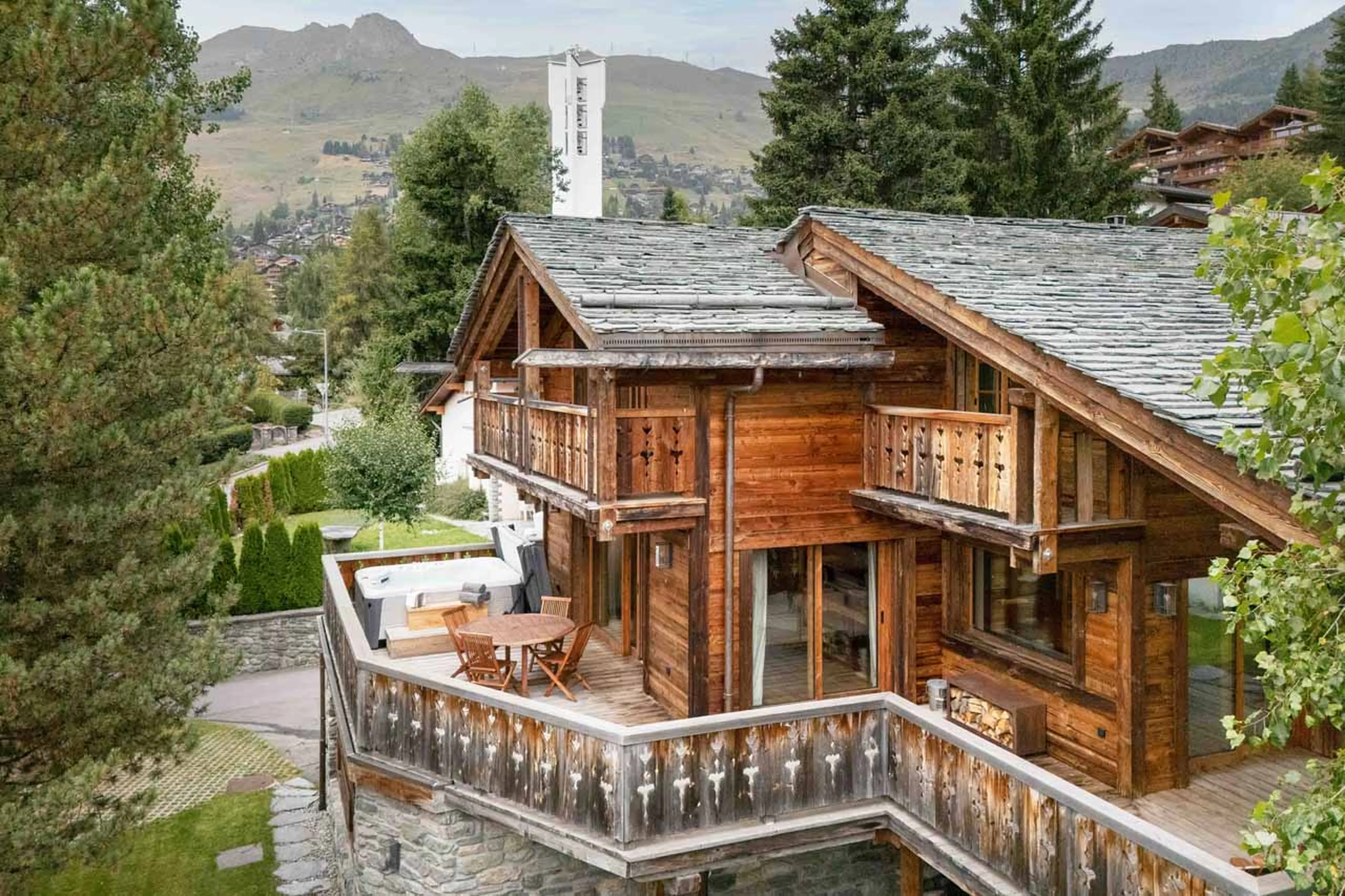 Exterior of Chalet Feuillu in Verbier at night