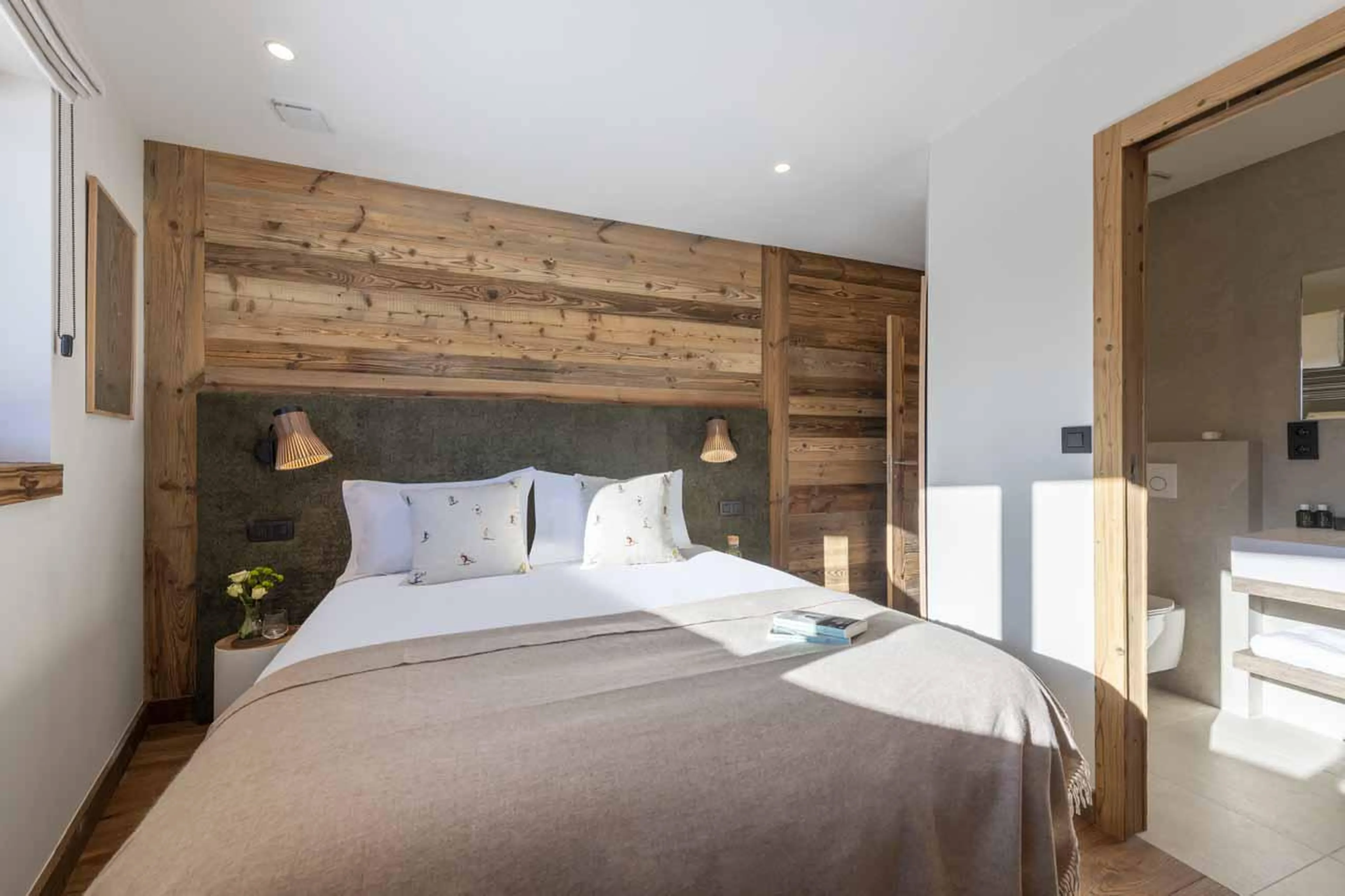 Double bedroom with en-suite in Chalet Fika, Les Gets