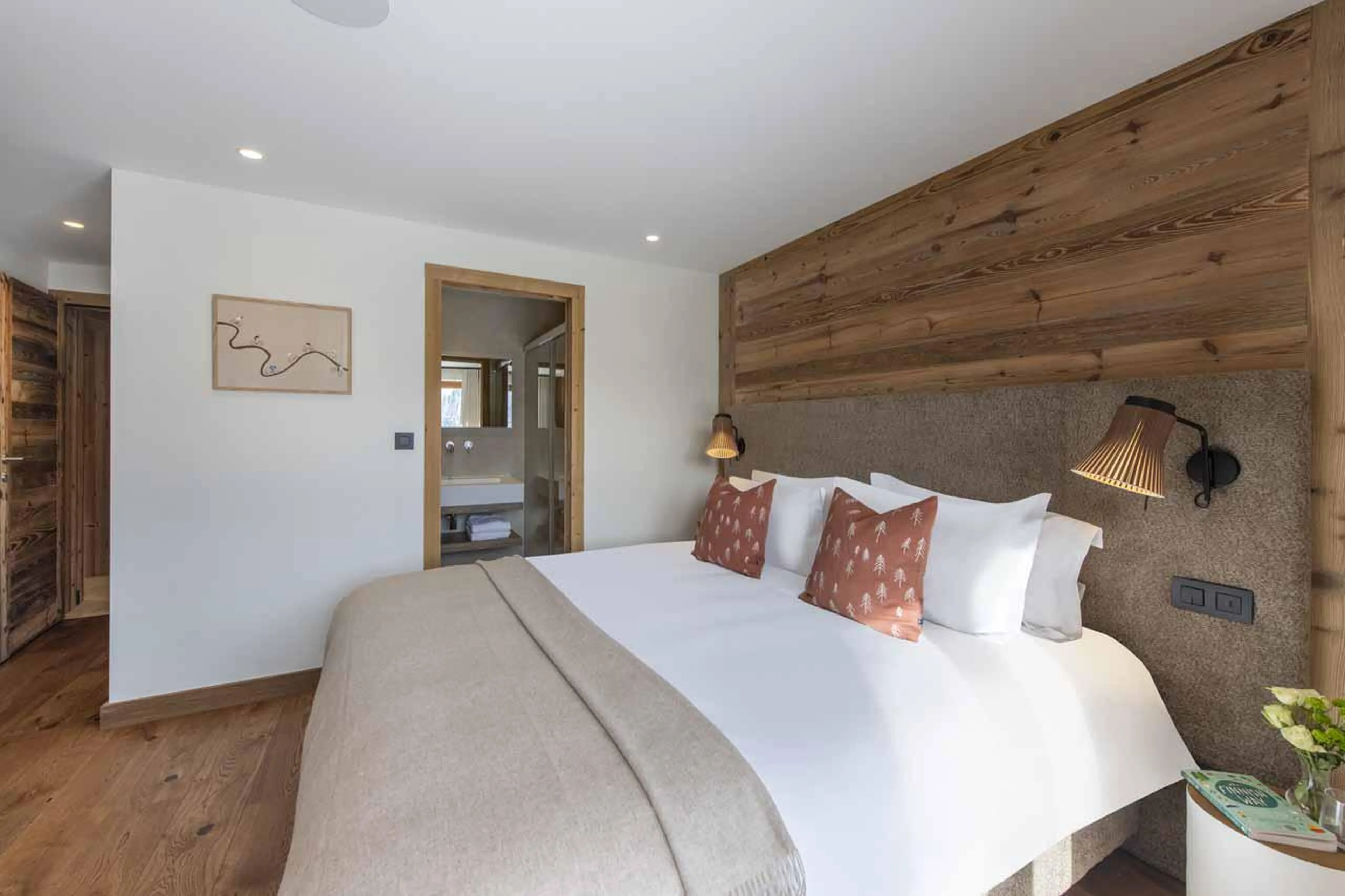Double bedroom with en-suite in Chalet Fika, Les Gets