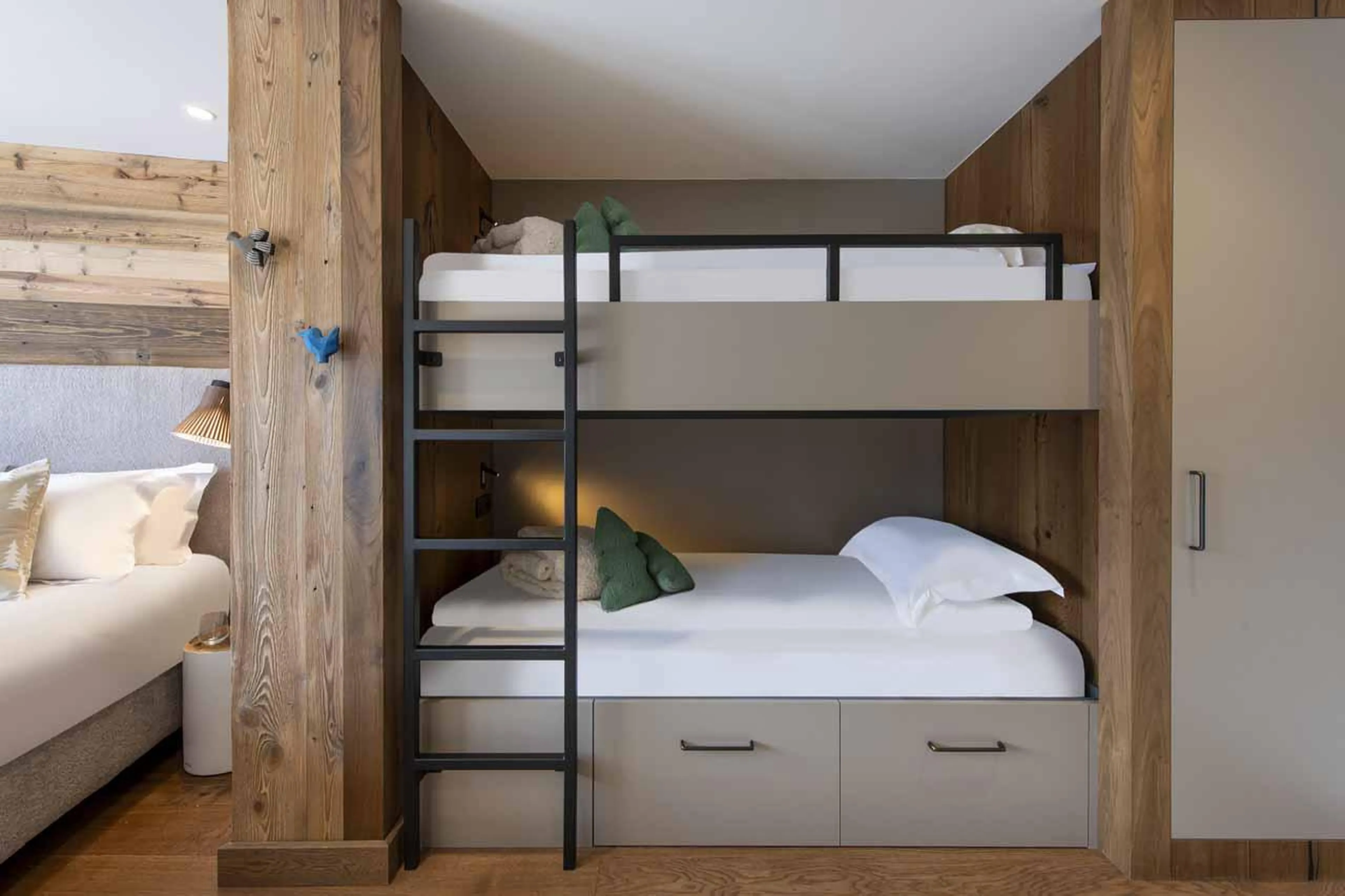 Bunk beds in double bedroom in Chalet Fika, Les Gets