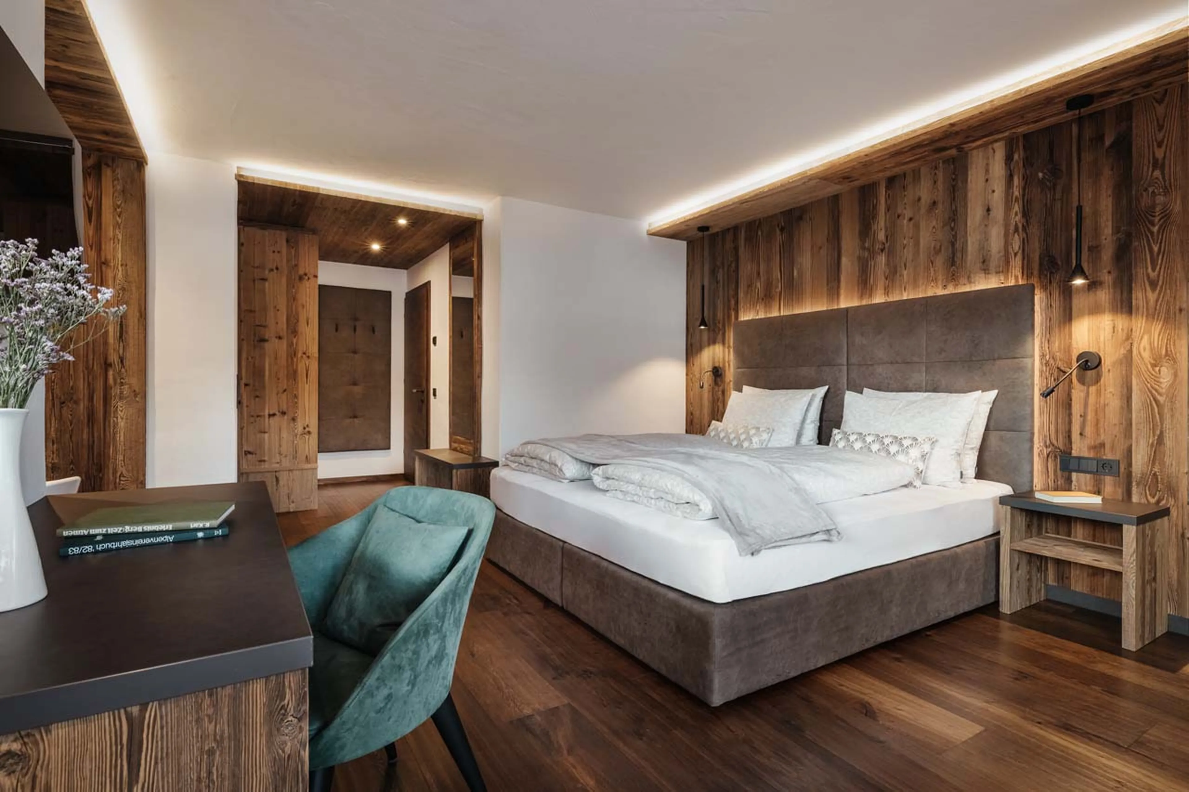 Double bedroom with desk in Chalet Filip, Val Gardena