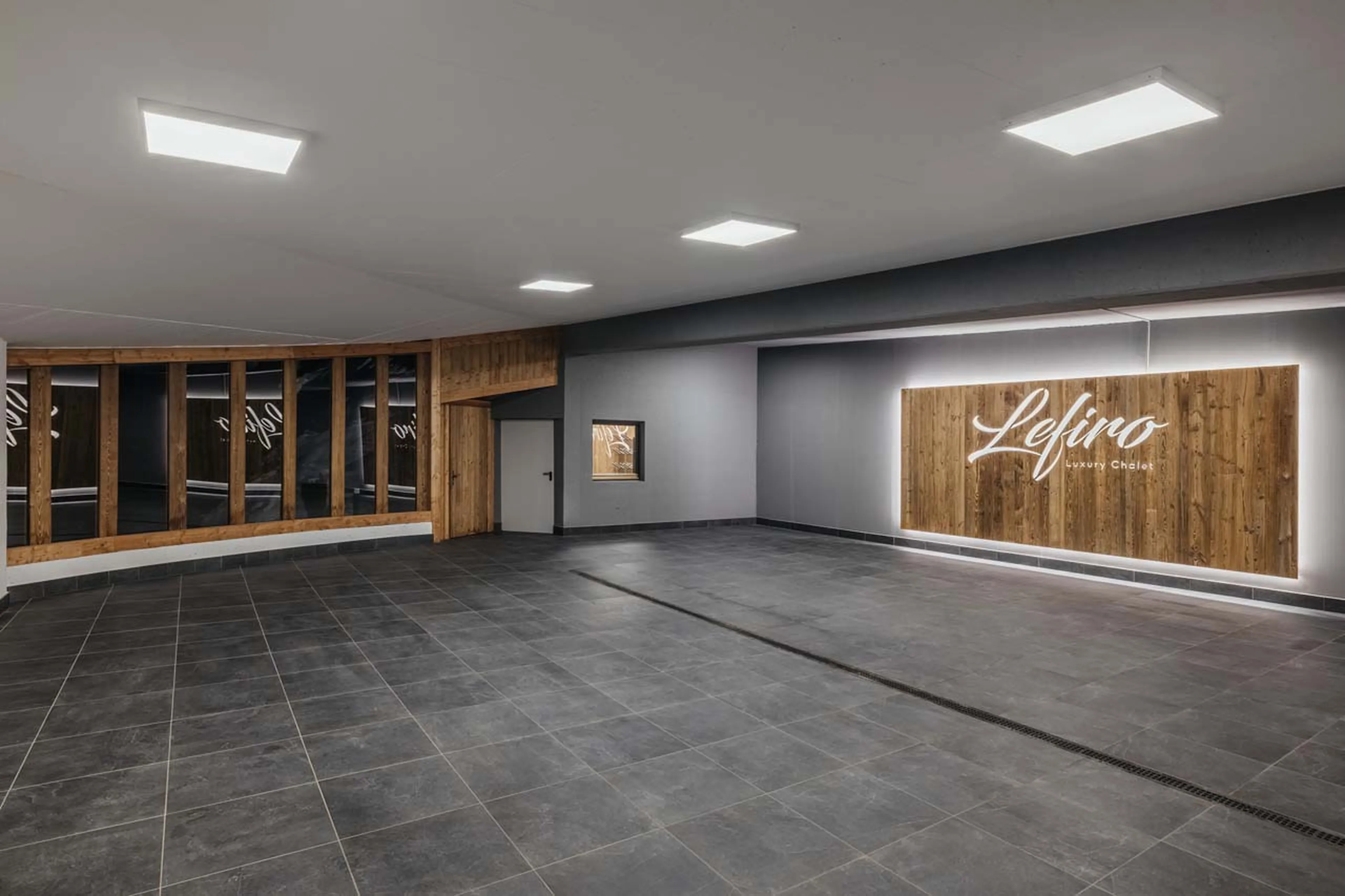 Spacious garage for car parking in Chalet Filip, Val Gardena