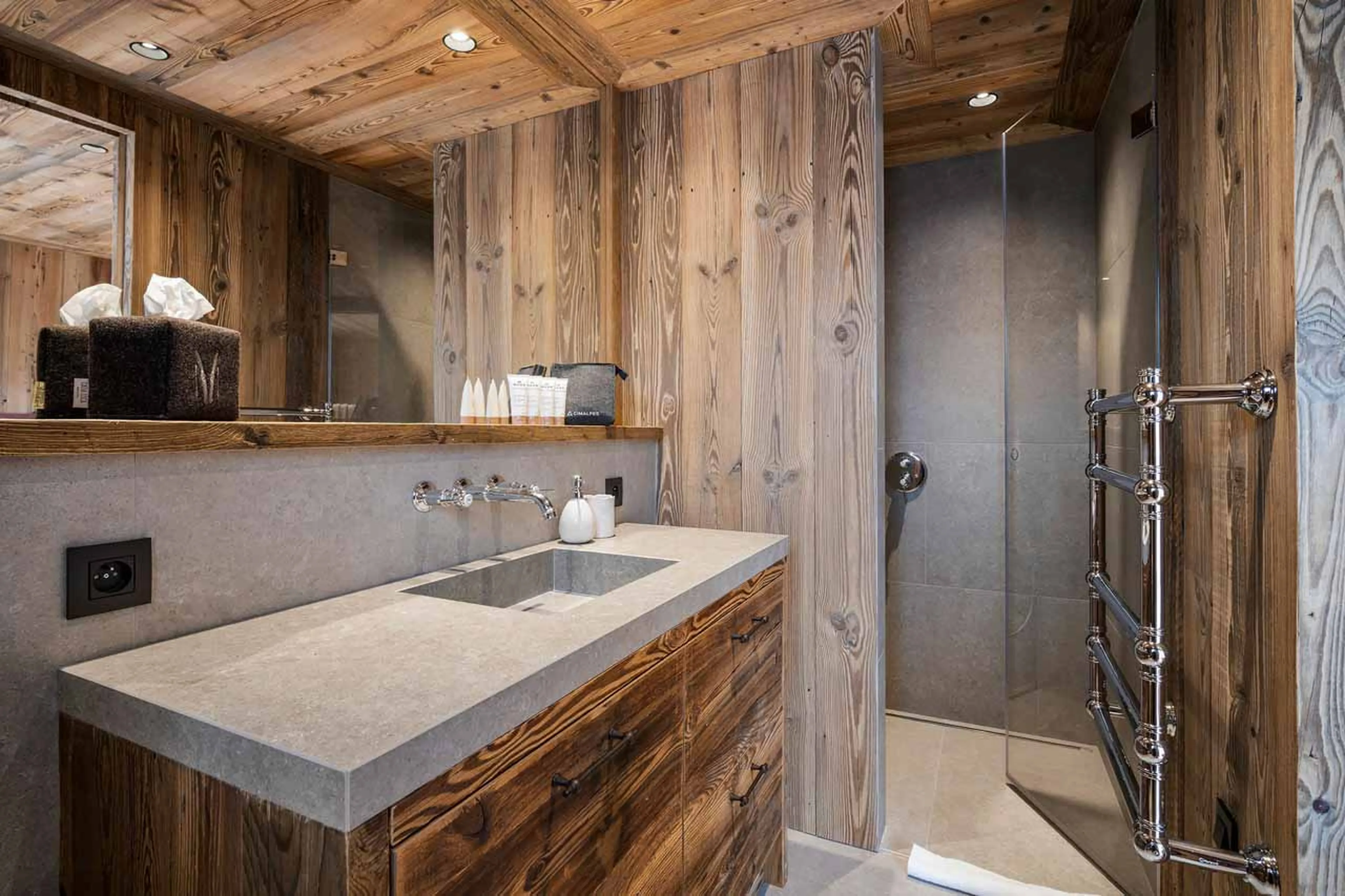 Bedroom 2 en-suite at Chalet Flocon des Iles in St Martin de Belleville